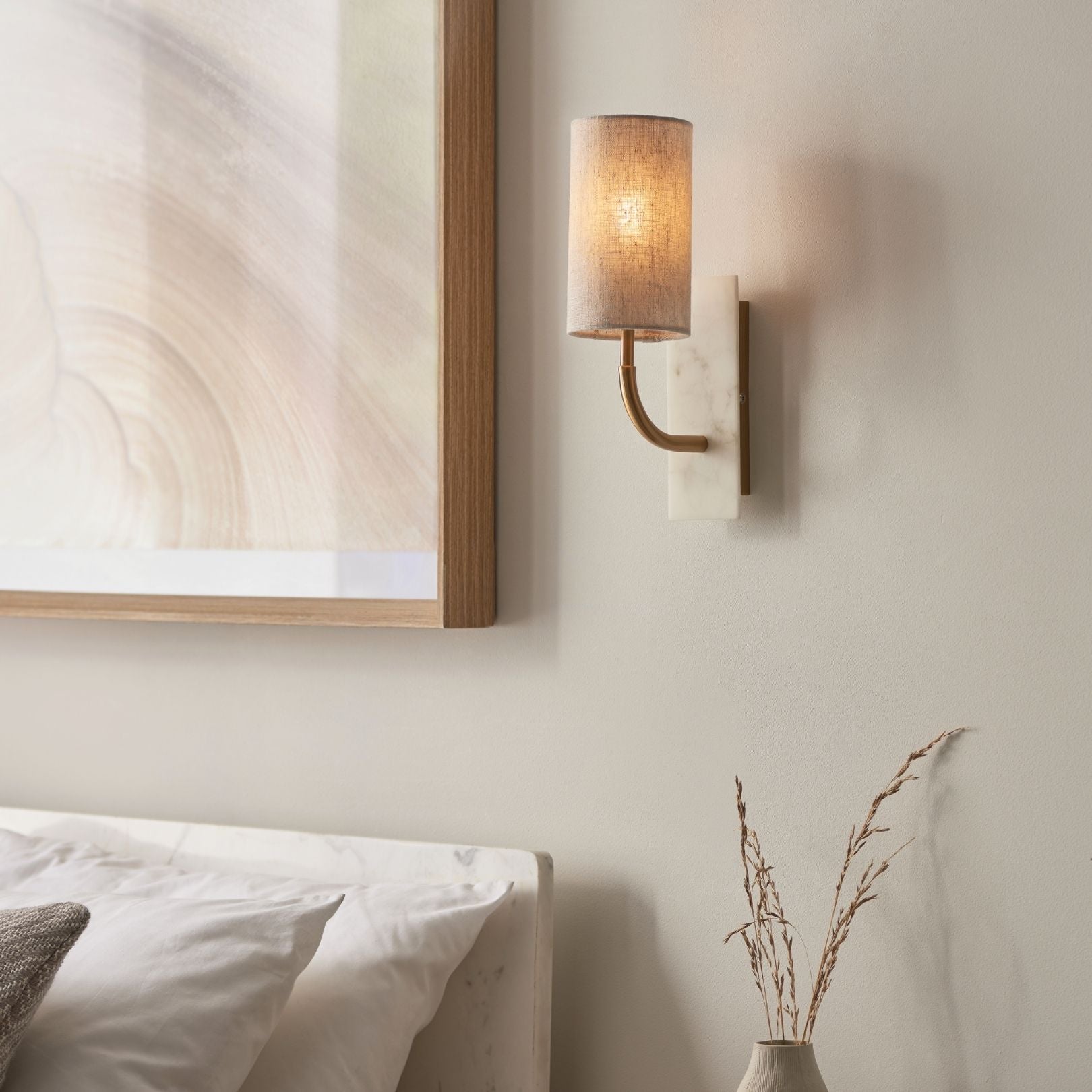 Freyza – Tall Curved Antique Brass Wall Light | Vintage Brass-Plated Sconce with Marble-Effect Backplate and Linen Shade