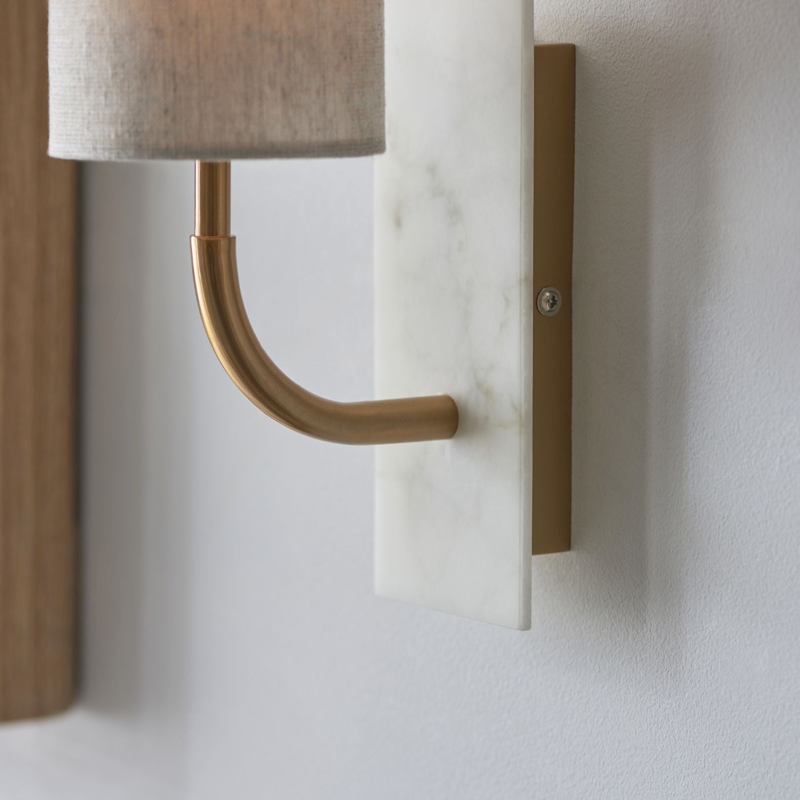 Freyza – Tall Curved Antique Brass Wall Light | Vintage Brass-Plated Sconce with Marble-Effect Backplate and Linen Shade