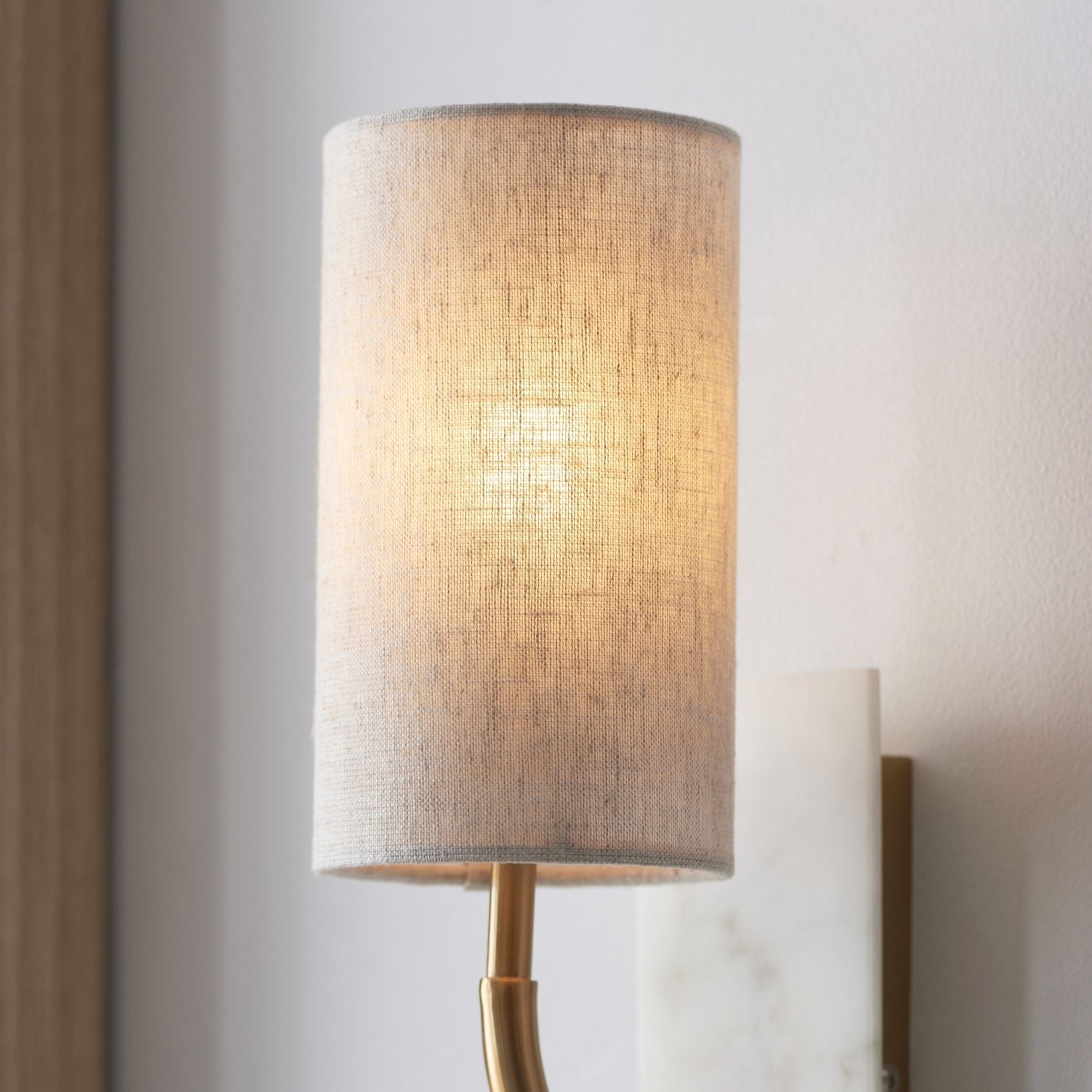 Freyza – Tall Curved Antique Brass Wall Light | Vintage Brass-Plated Sconce with Marble-Effect Backplate and Linen Shade