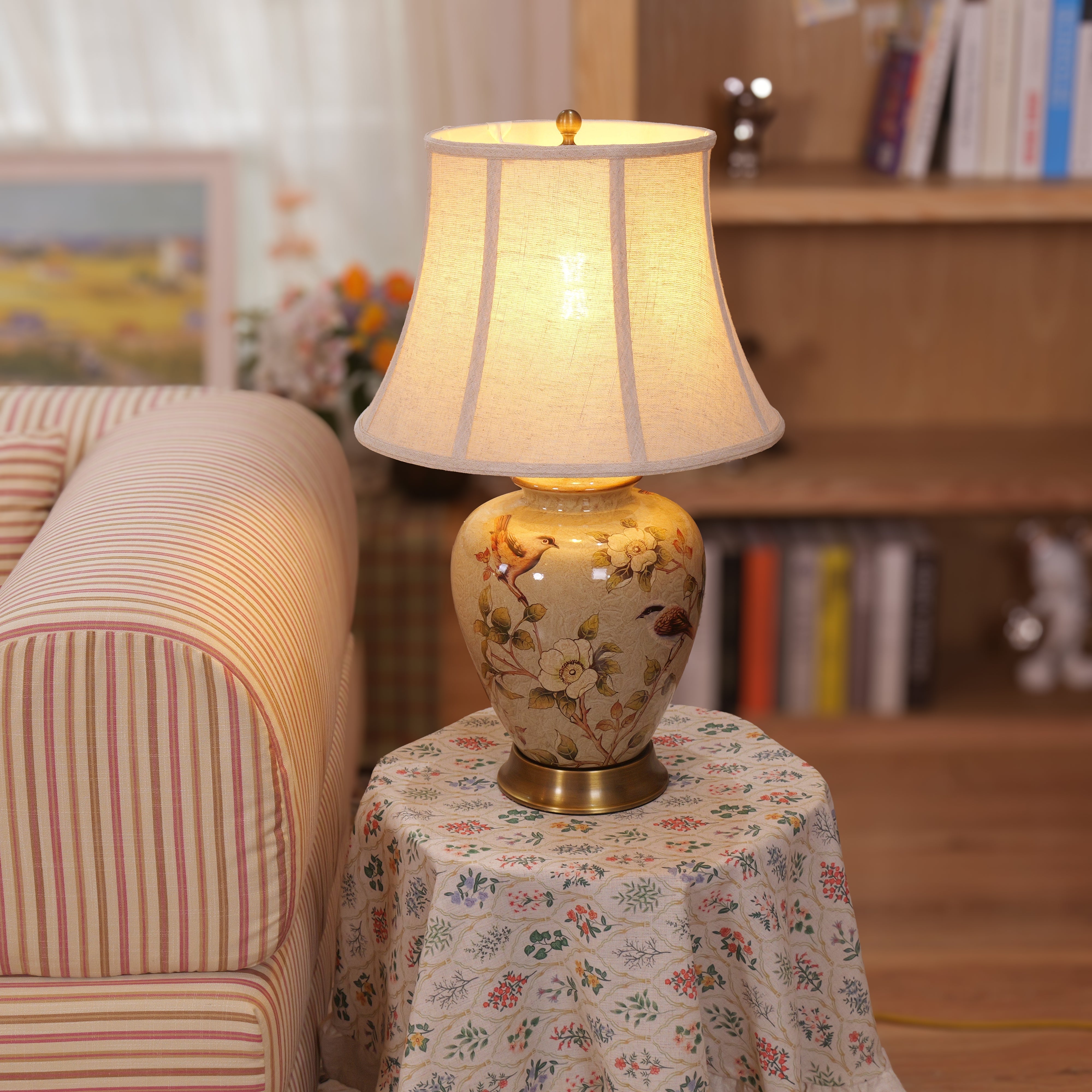 Ceramica | Elegant Hand-Painted Vintage Bird-Pattern Table Lamp 2