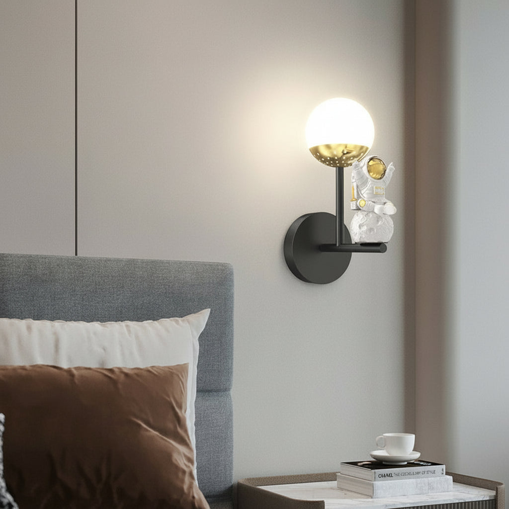 Freyza - LED Wall Sconce Light – Modern Astronaut Moon 3D Resin (25x10cm / 9.8x3.9in)