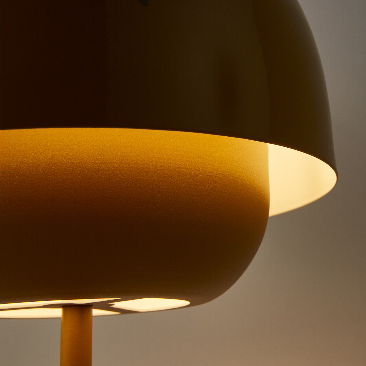Freyza | Tischlampe – Zeitgemäße Nachttischlampe fürs Schlafzimmer