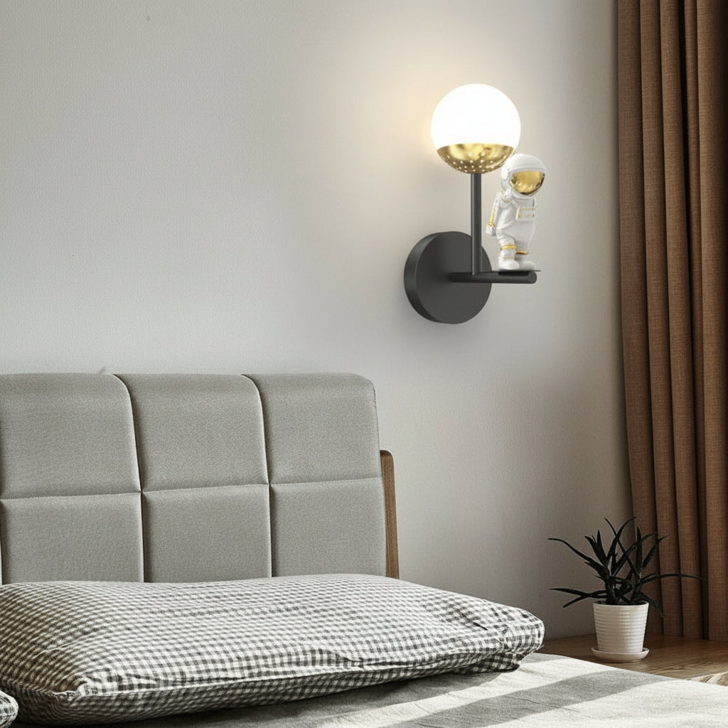 Freyza - LED Wall Sconce Light – Modern Astronaut Moon 3D Resin (25x10cm / 9.8x3.9in)