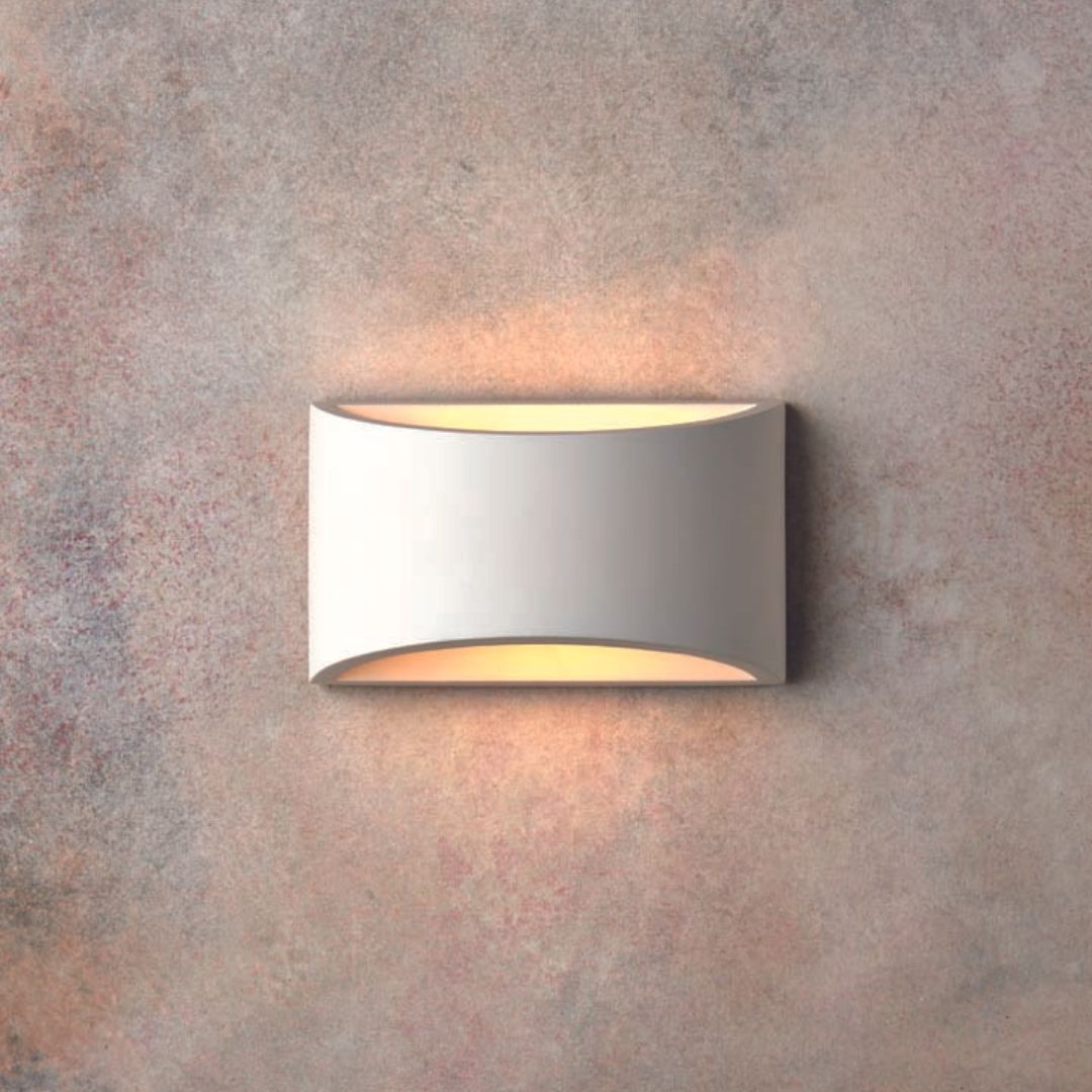 Freyza – LED-Wandleuchte mit integriertem warmweißem Licht | Gebogene weiße Indoor-Auf- und -Abstrahler-Wandleuchte