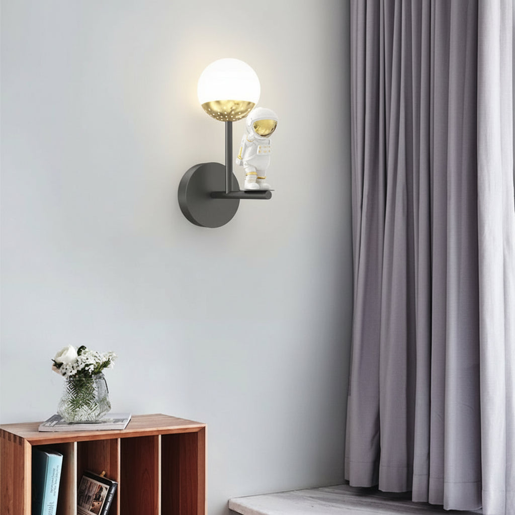 Freyza - LED Wall Sconce Light – Modern Astronaut Moon 3D Resin (25x10cm / 9.8x3.9in)