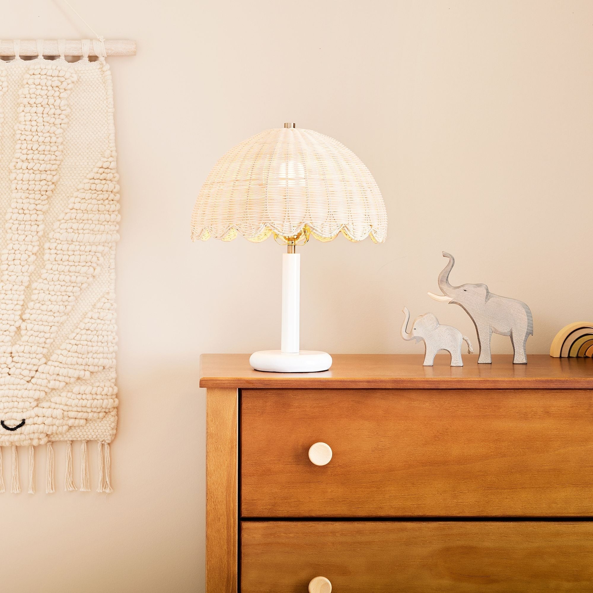 Freyza | Tischlampe aus Rattan und Holz – Nachttischlampe fürs Schlafzimmer