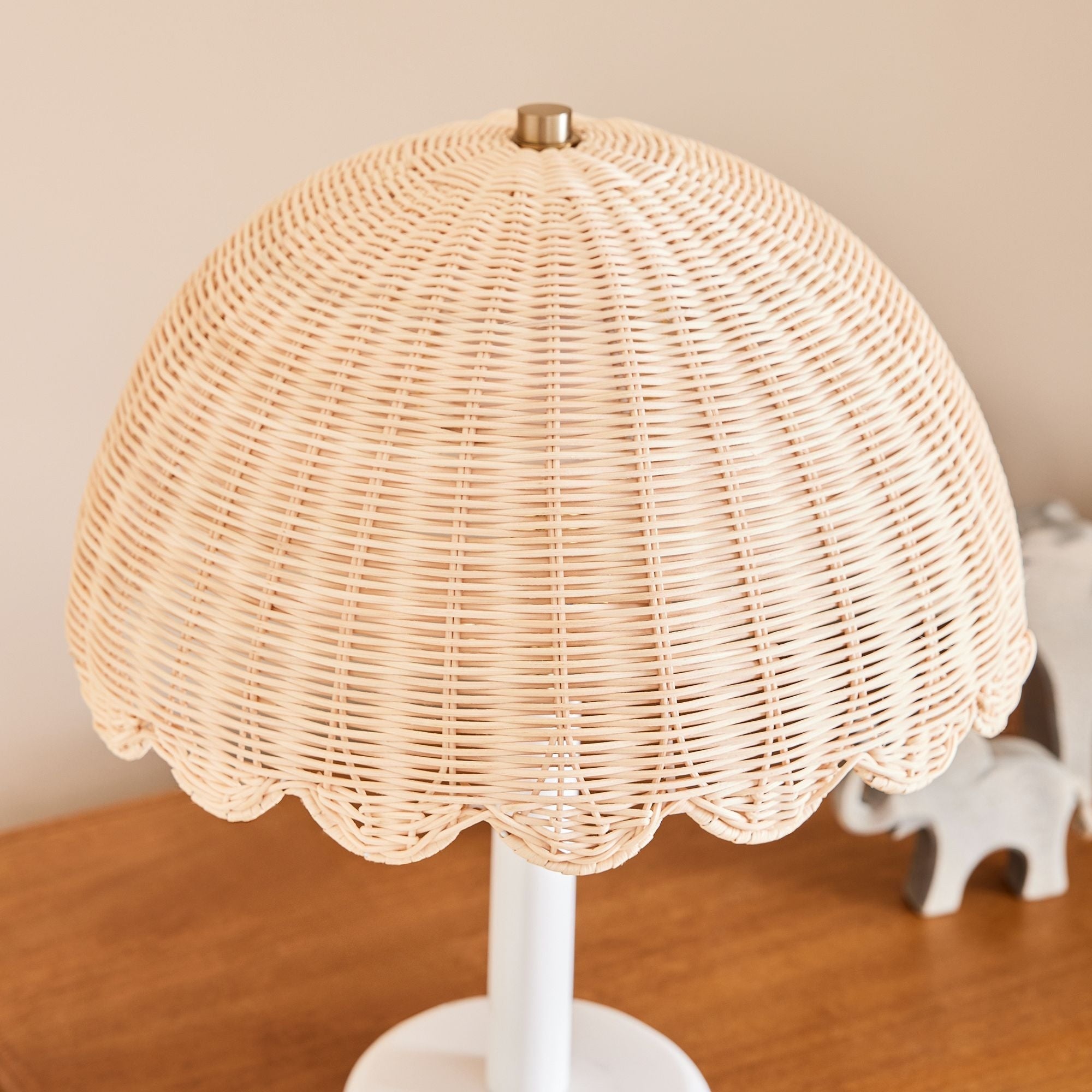Freyza | Tischlampe aus Rattan und Holz – Nachttischlampe fürs Schlafzimmer