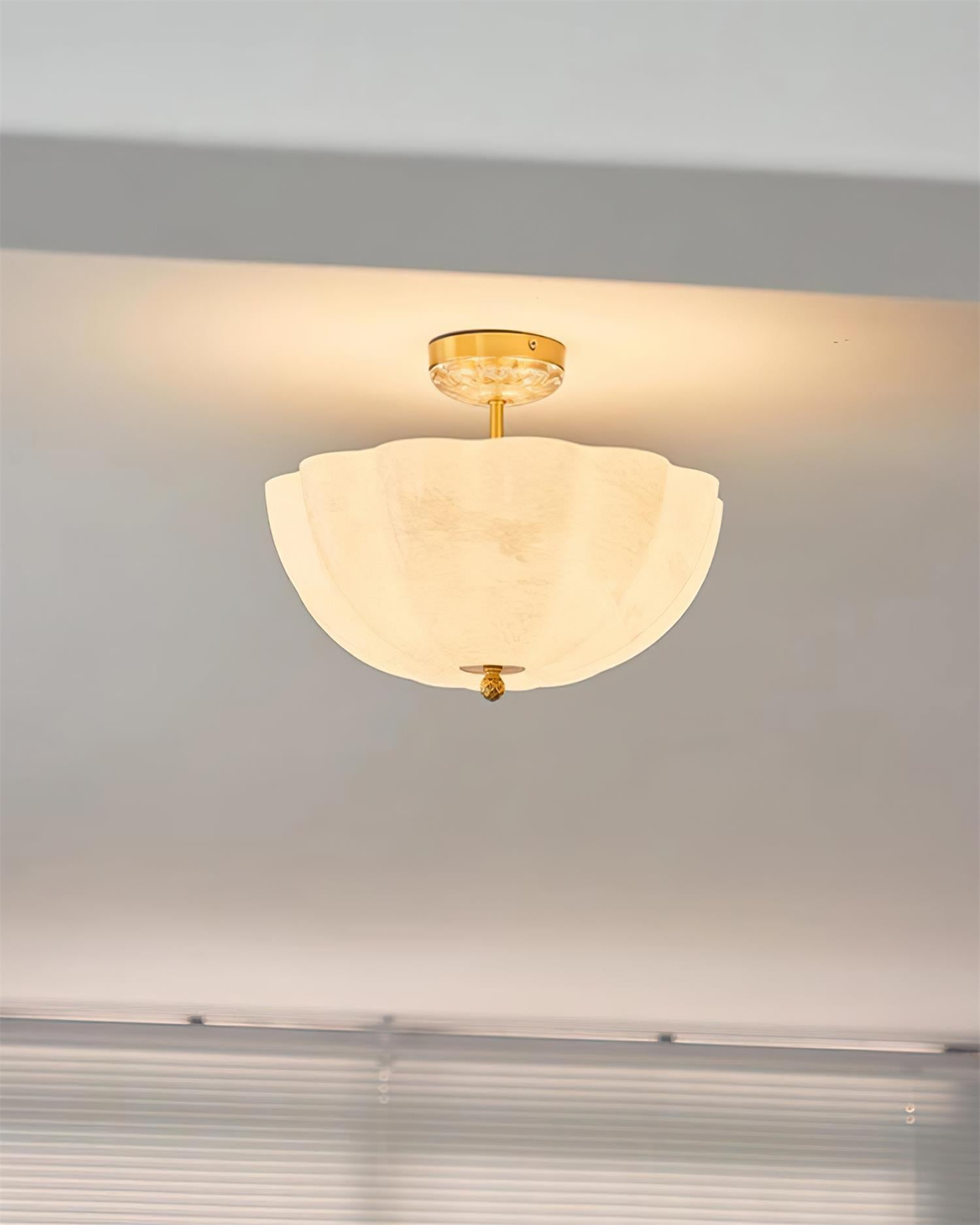Freyza | Deckenleuchte aus Messing und Glas, flache Deckenmontage – moderne Beleuchtung für Schlafzimmer, Flur und Küche