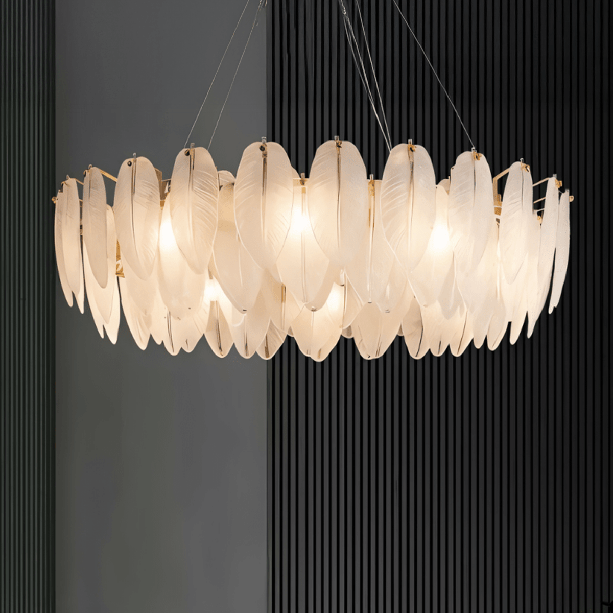 Freyza - Eleganter kronleuchter mit federinspiriertem Glasdesign
