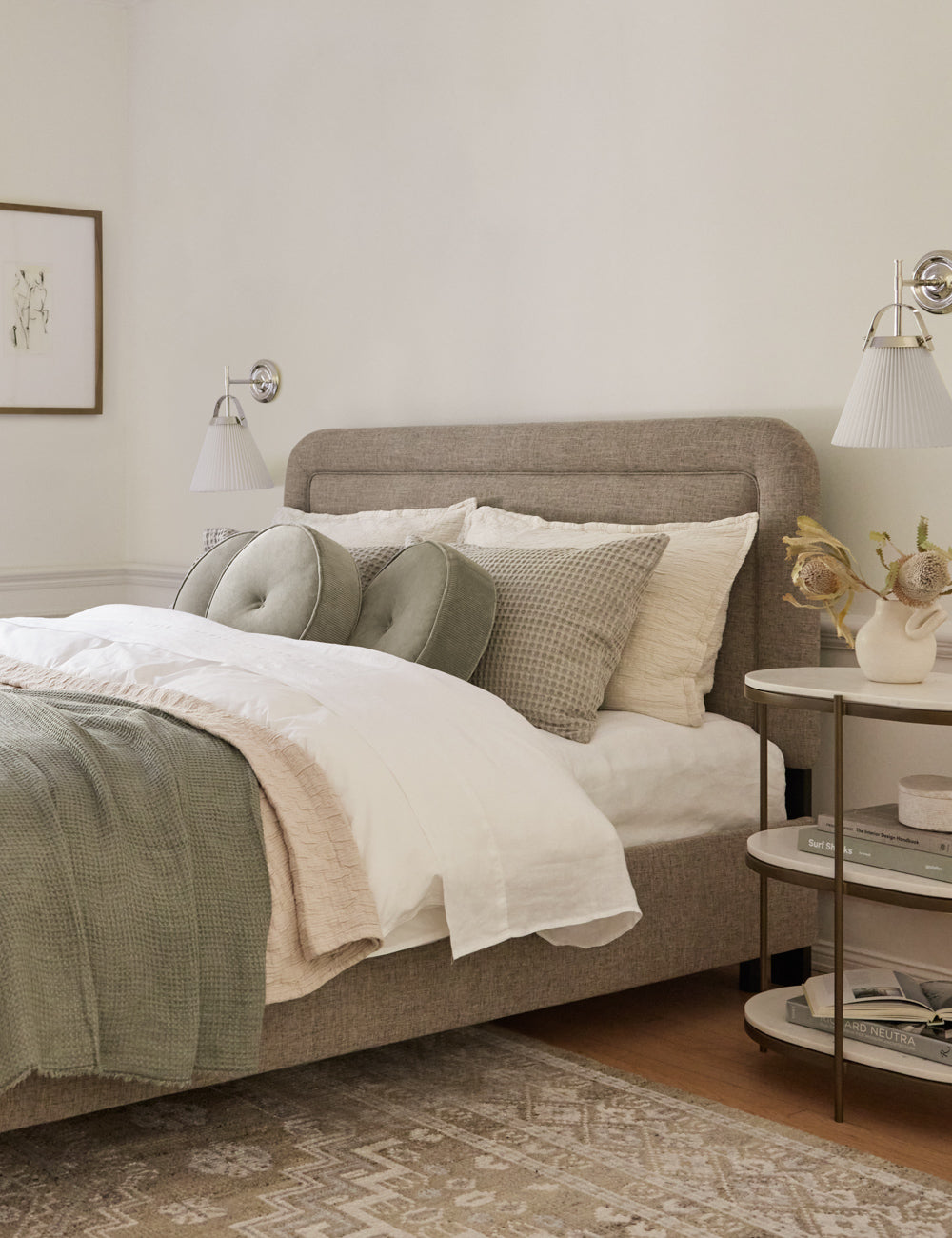 Freyza | Reine Eleganz – gefaltete Wandleuchte aus Messing und Stoff für Schlafzimmer und Flur