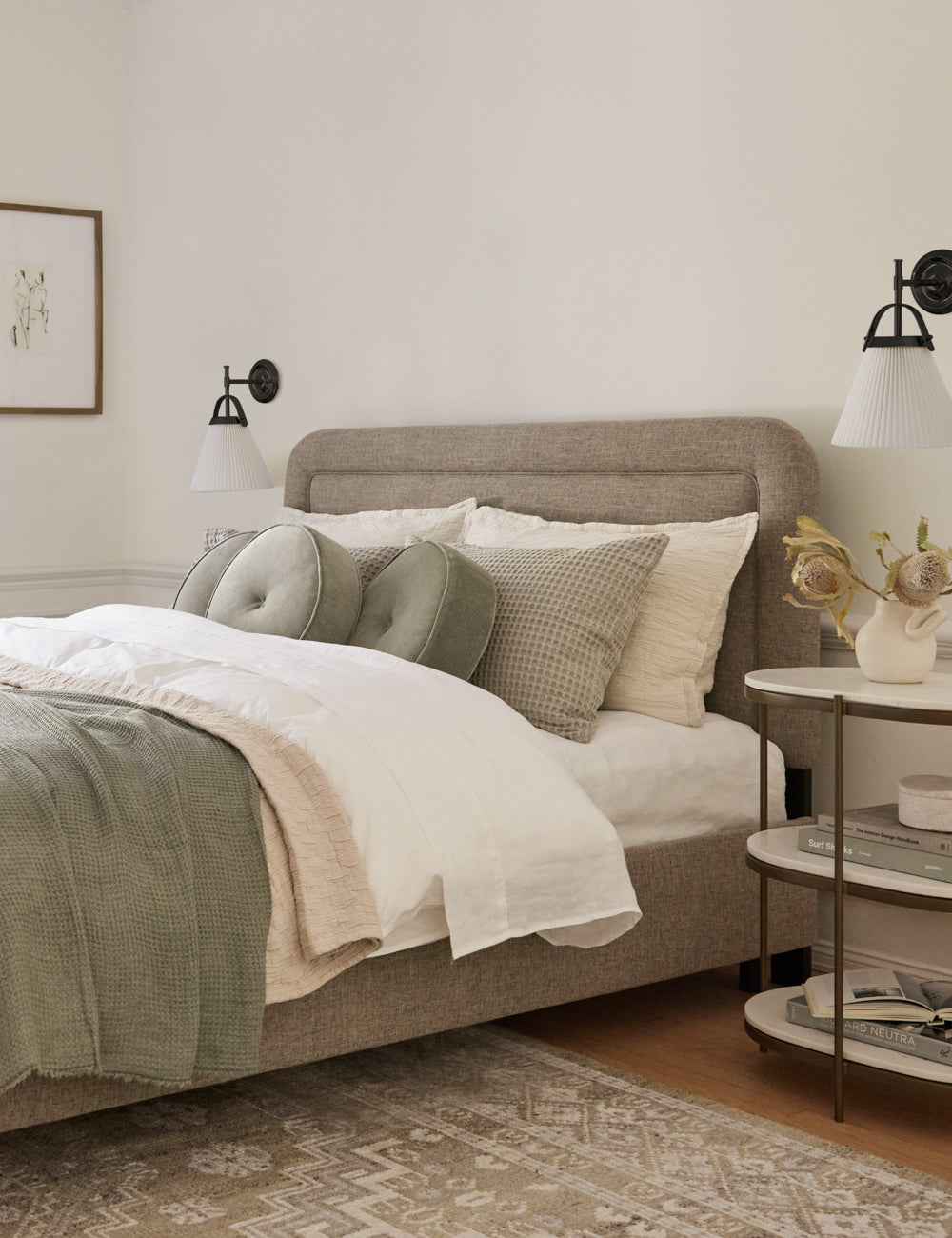 Freyza | Reine Eleganz – gefaltete Wandleuchte aus Messing und Stoff für Schlafzimmer und Flur
