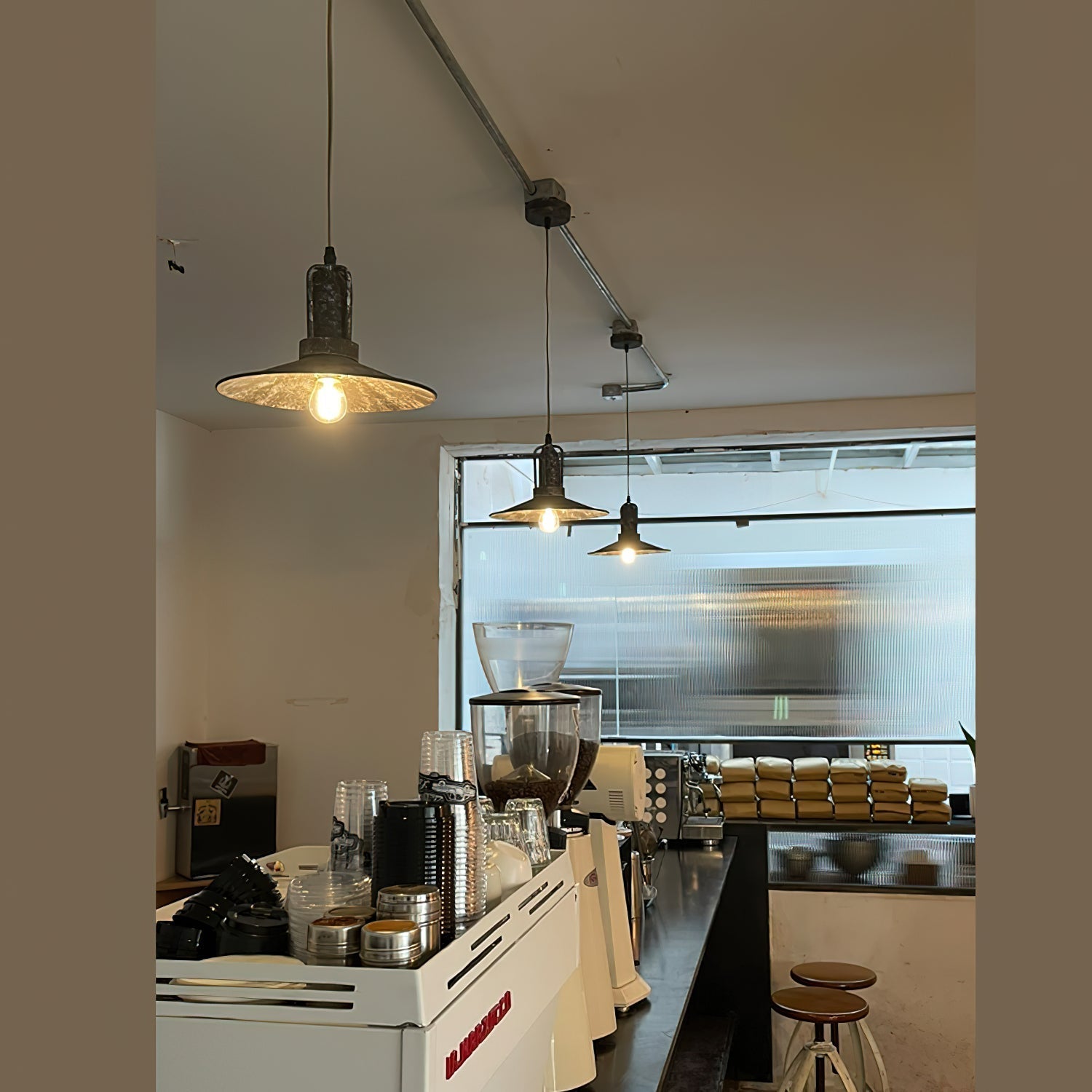 Suspension industrielle Freyza | Yrvuvyi – Luminaire suspendu industriel pour cuisine et salle à manger