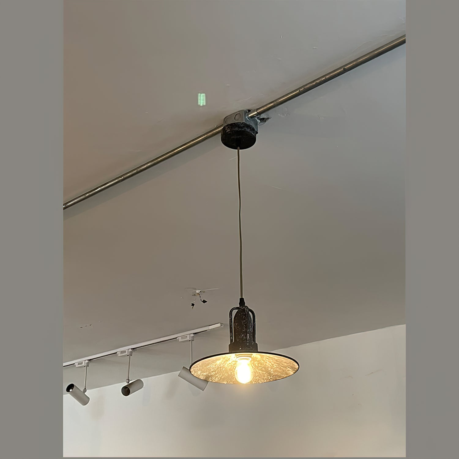 Suspension industrielle Freyza | Yrvuvyi – Luminaire suspendu industriel pour cuisine et salle à manger