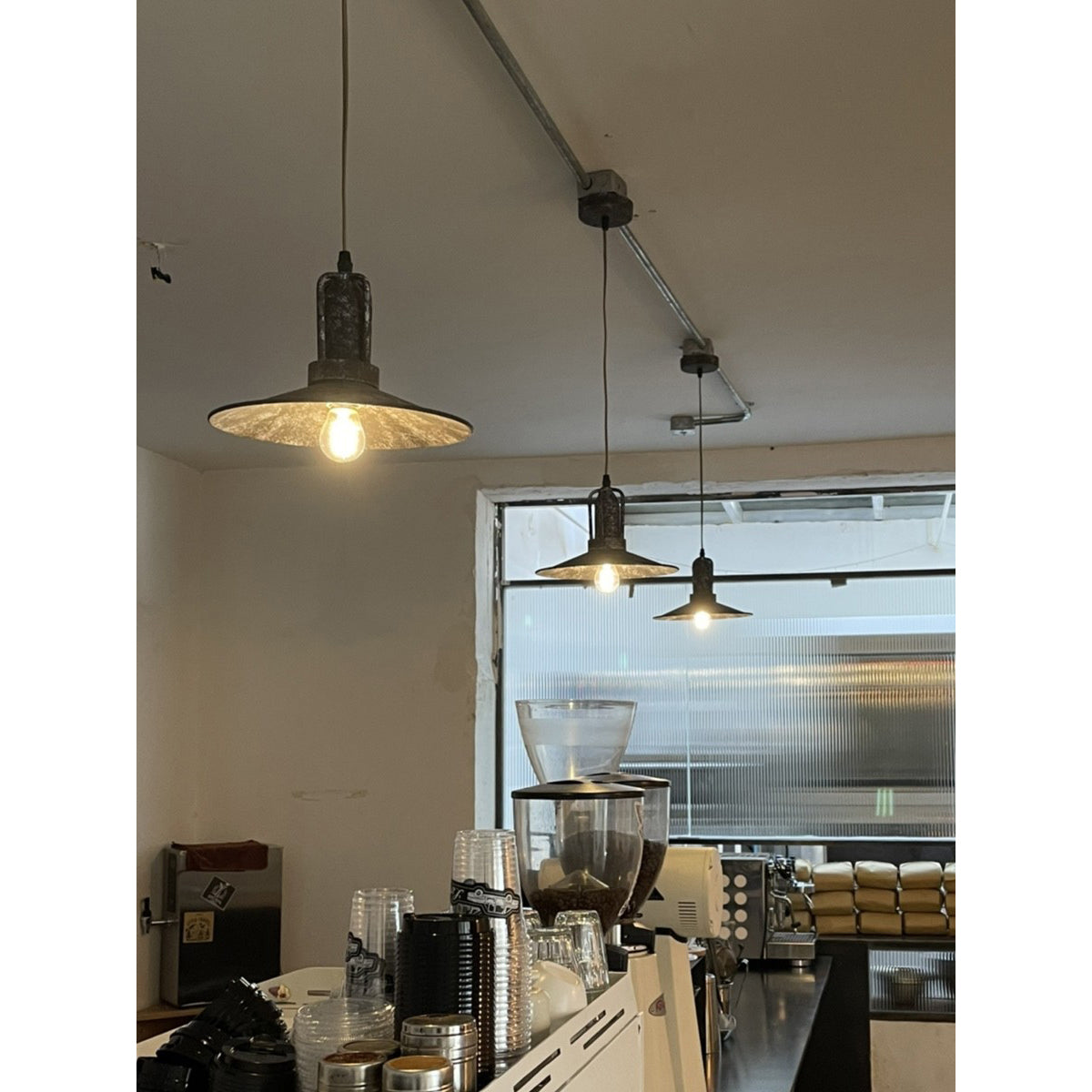 Suspension industrielle Freyza | Yrvuvyi – Luminaire suspendu industriel pour cuisine et salle à manger