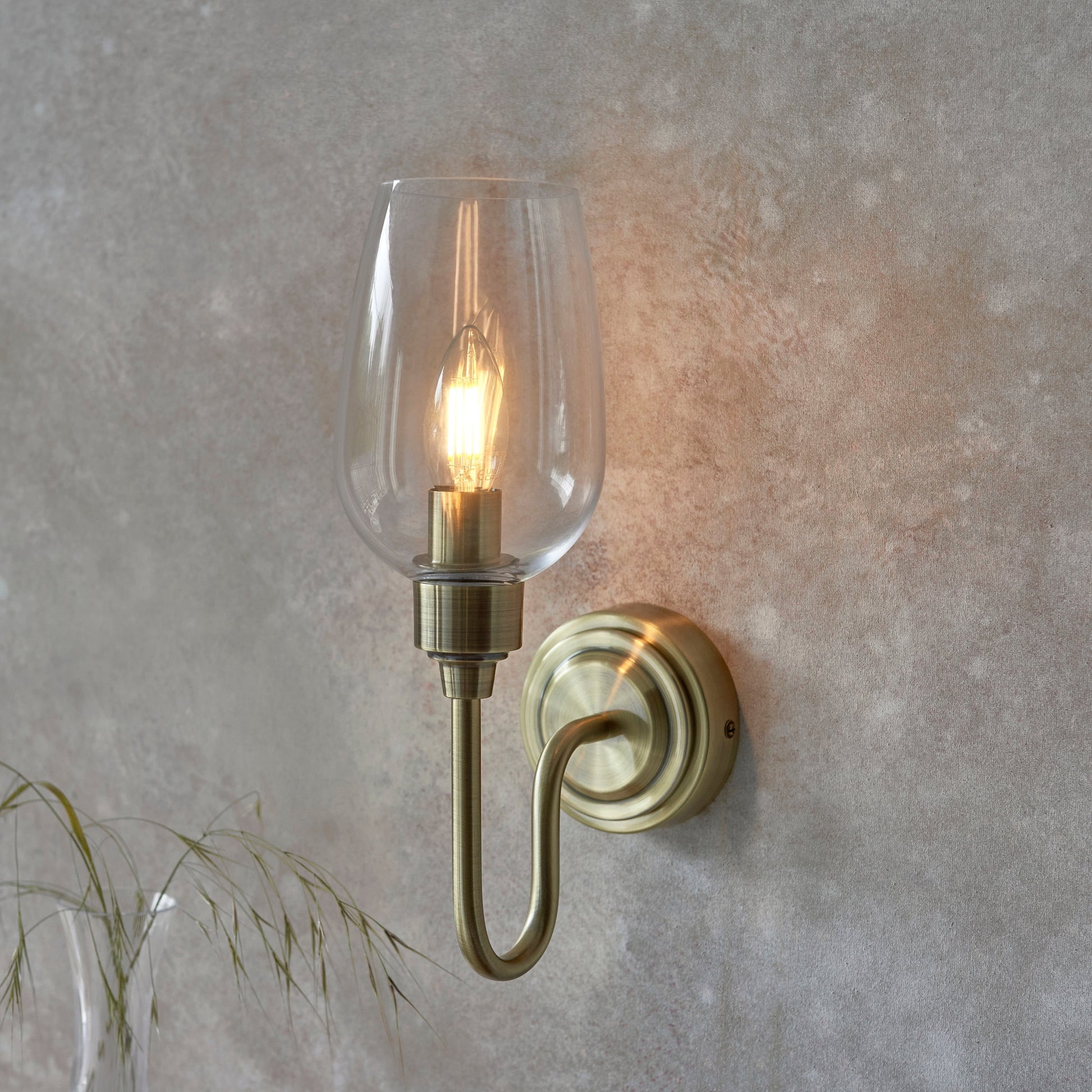 Amos Collection | Single Wall Light with Antique Brass Finish | Vintage Design for Warm Illumination 0