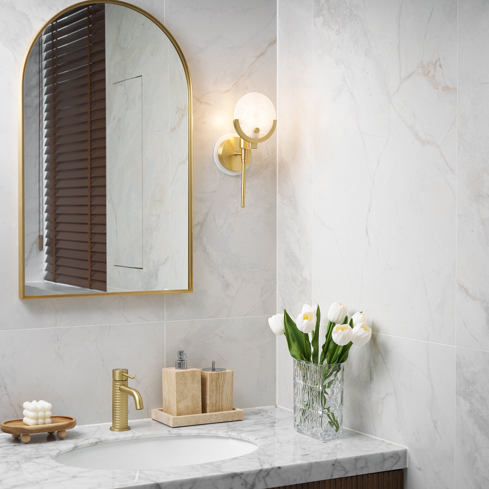 Freyza | Ljomuvyo Wandleuchte aus Messing und Alabaster – Schlafzimmer, Flur