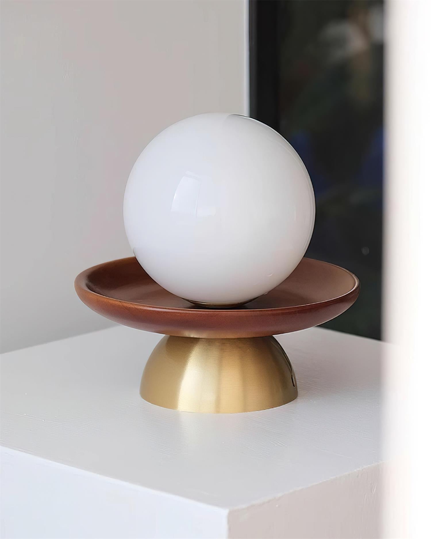 Freyza | Plafonnier boule en verre opalin et laiton, montage affleurant – Lampe de plafond moderne pour chambre, couloir et cuisine