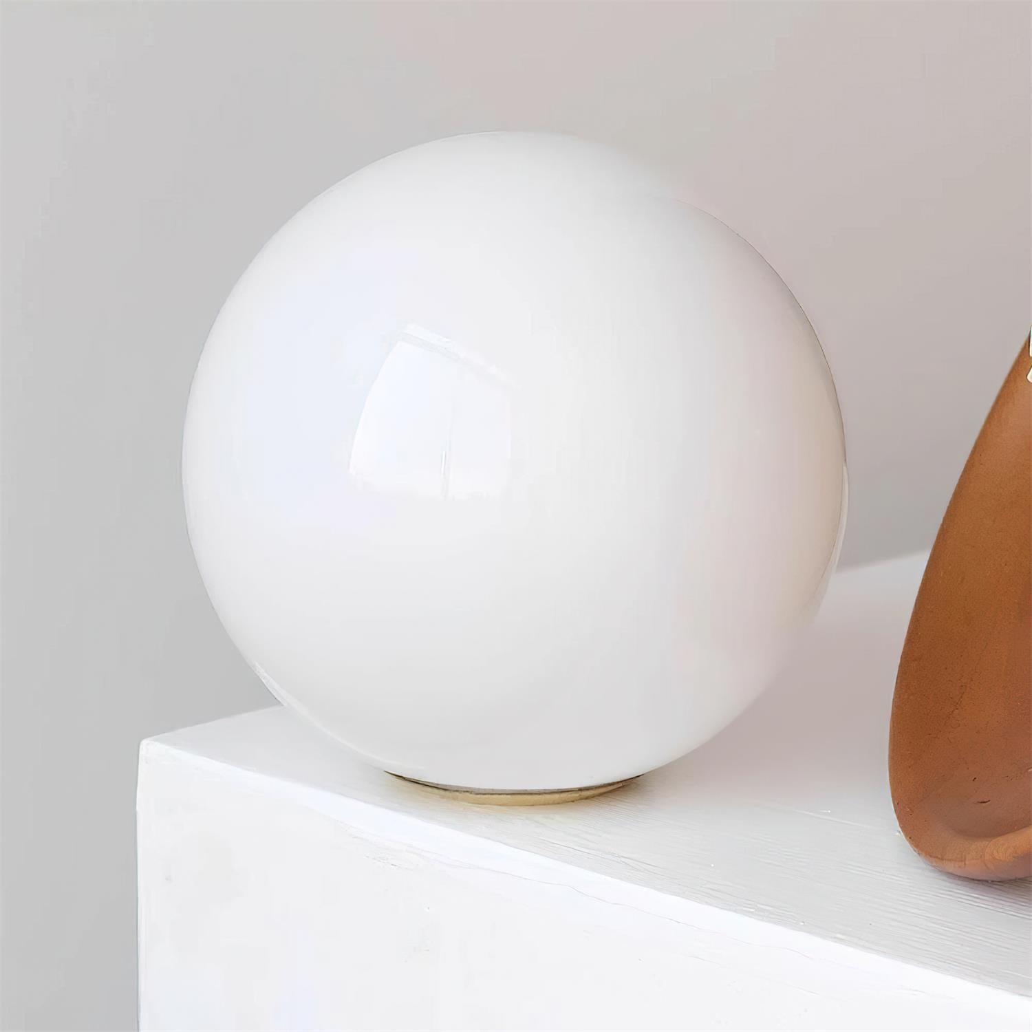 Freyza | Plafonnier boule en verre opalin et laiton, montage affleurant – Lampe de plafond moderne pour chambre, couloir et cuisine