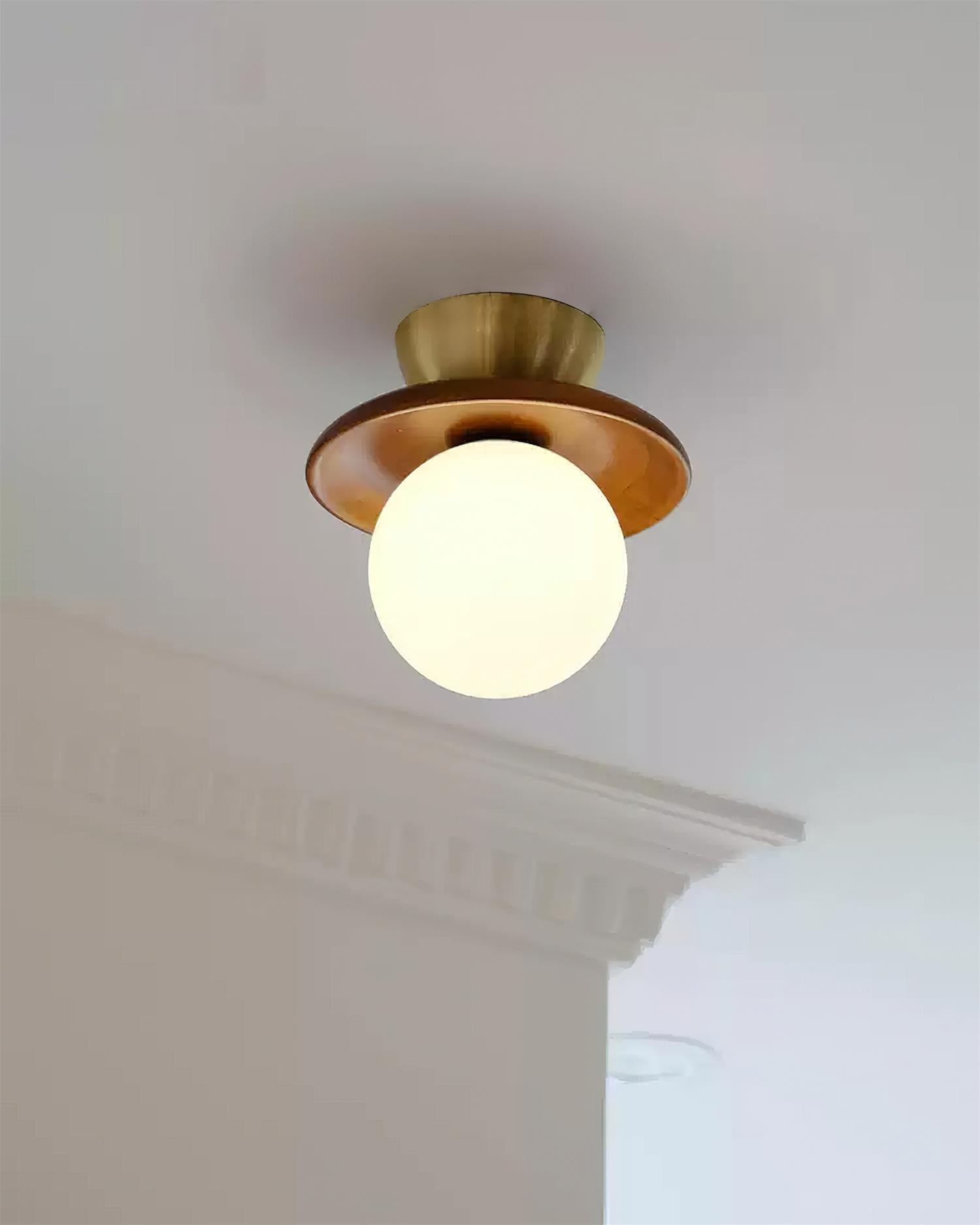 Freyza | Plafonnier boule en verre opalin et laiton, montage affleurant – Lampe de plafond moderne pour chambre, couloir et cuisine