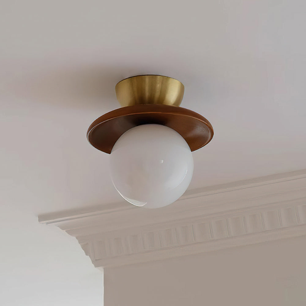 Freyza | Plafonnier boule en verre opalin et laiton, montage affleurant – Lampe de plafond moderne pour chambre, couloir et cuisine