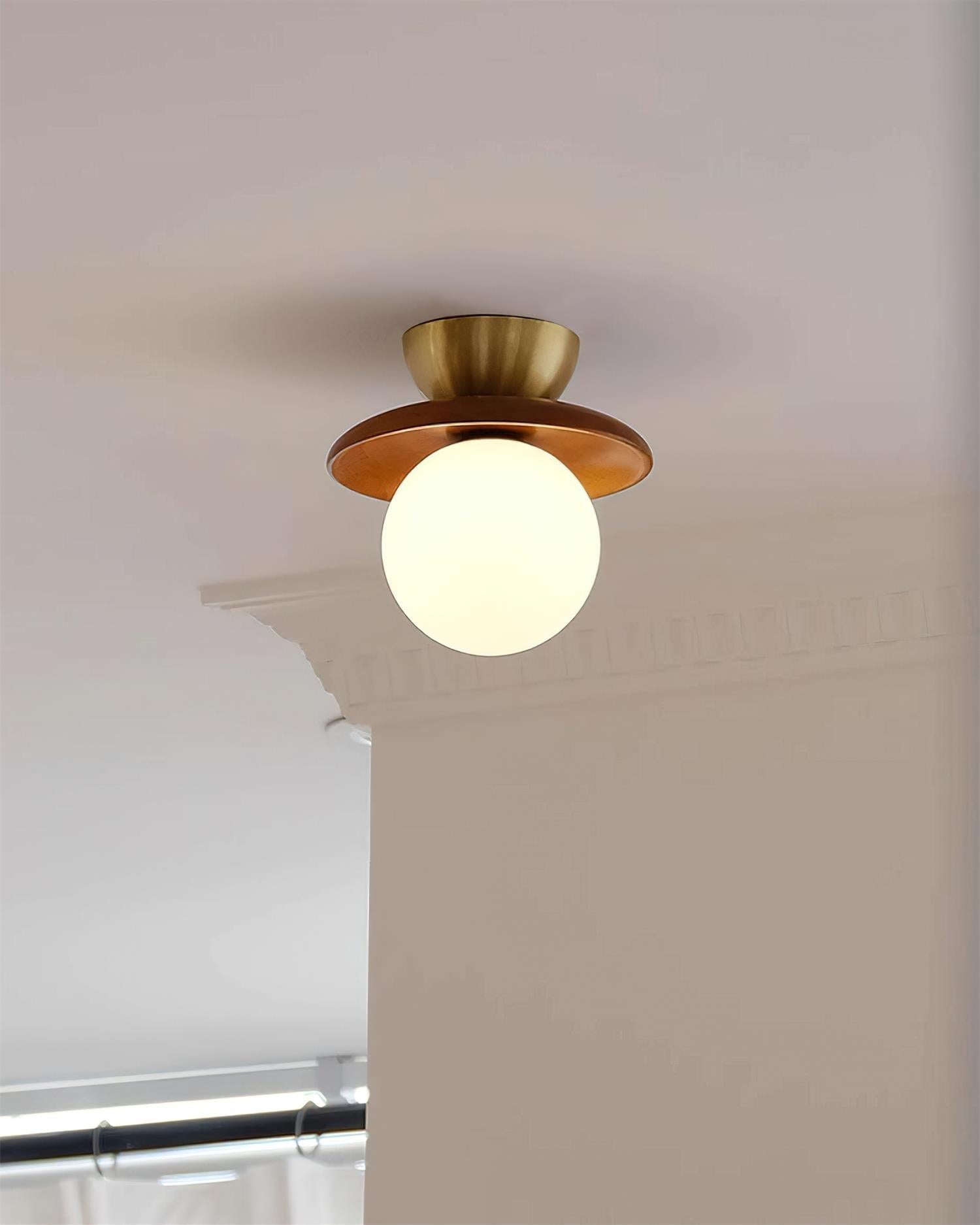 Freyza | Plafonnier boule en verre opalin et laiton, montage affleurant – Lampe de plafond moderne pour chambre, couloir et cuisine