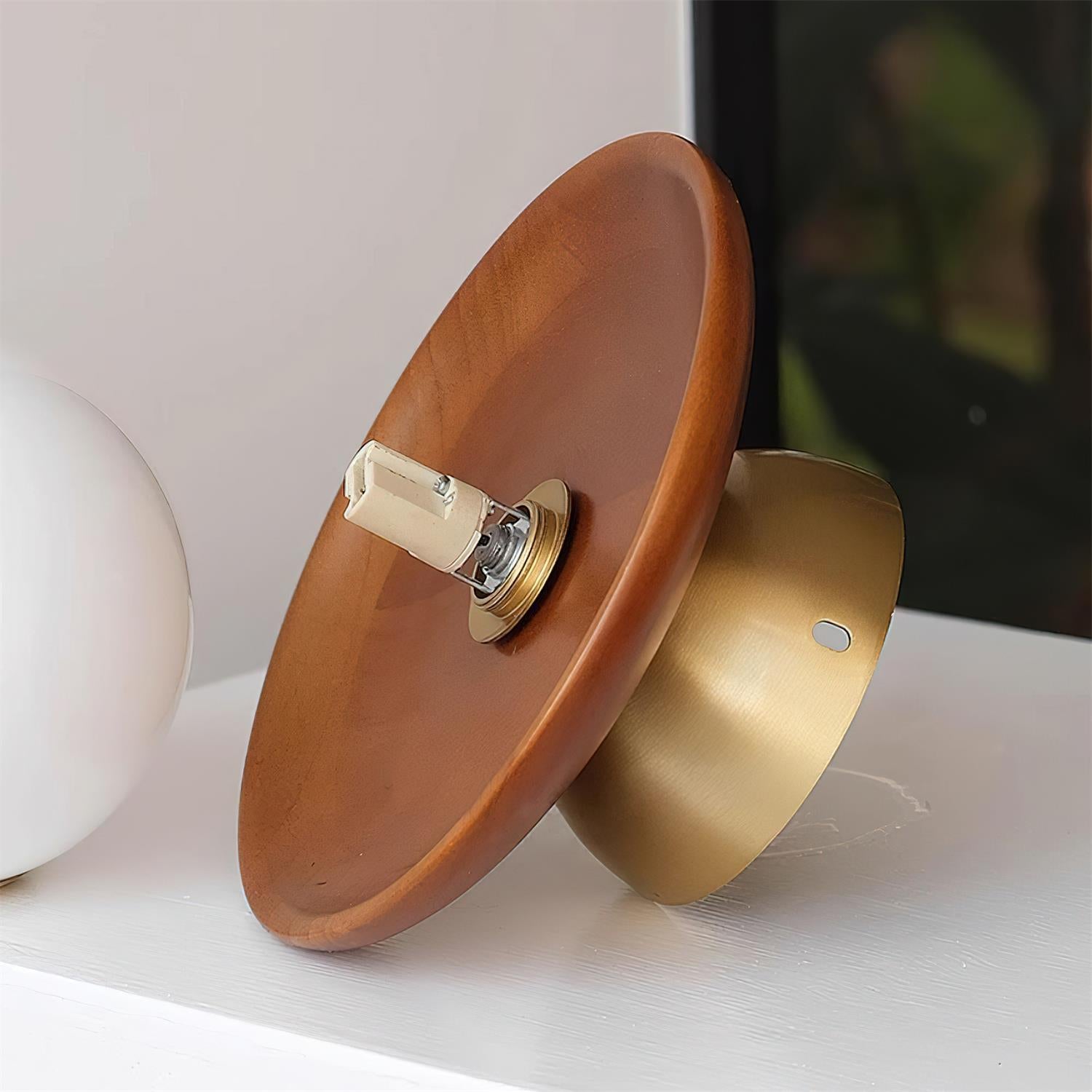 Freyza | Plafonnier boule en verre opalin et laiton, montage affleurant – Lampe de plafond moderne pour chambre, couloir et cuisine