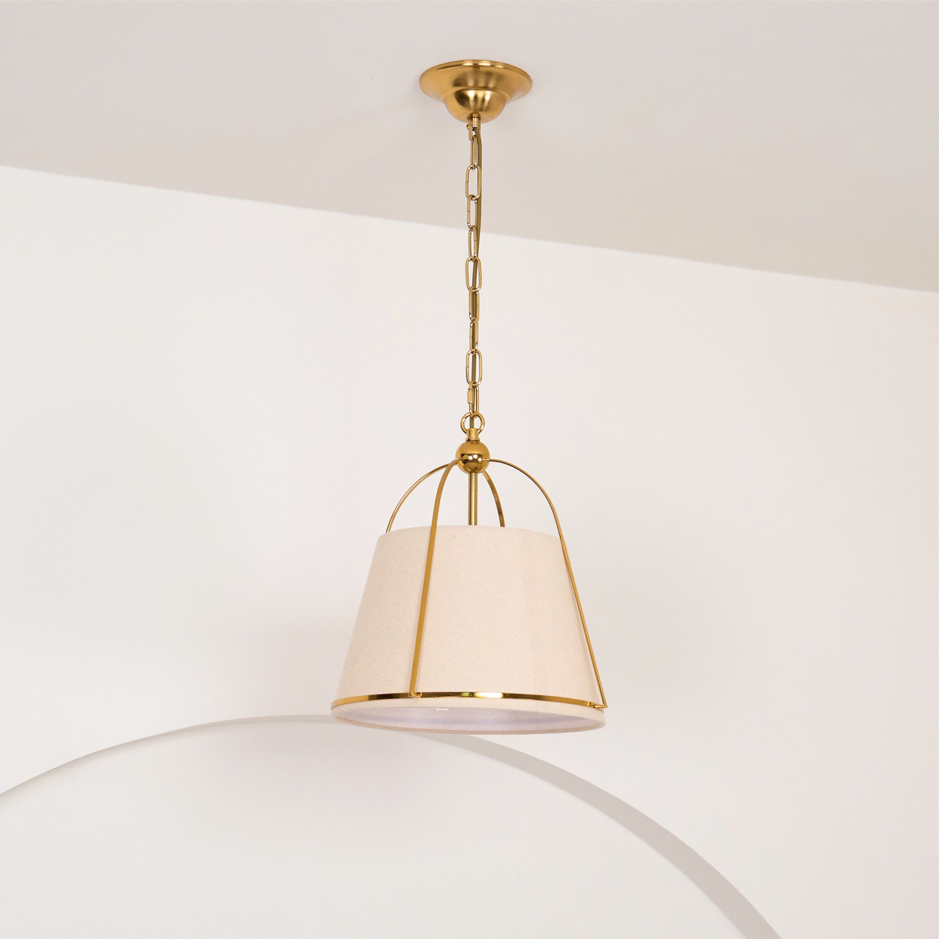 Freyza | Yonder traditionelle klassische Pendelleuchte aus Messing und Stoff – traditionelle Küche und Esszimmer