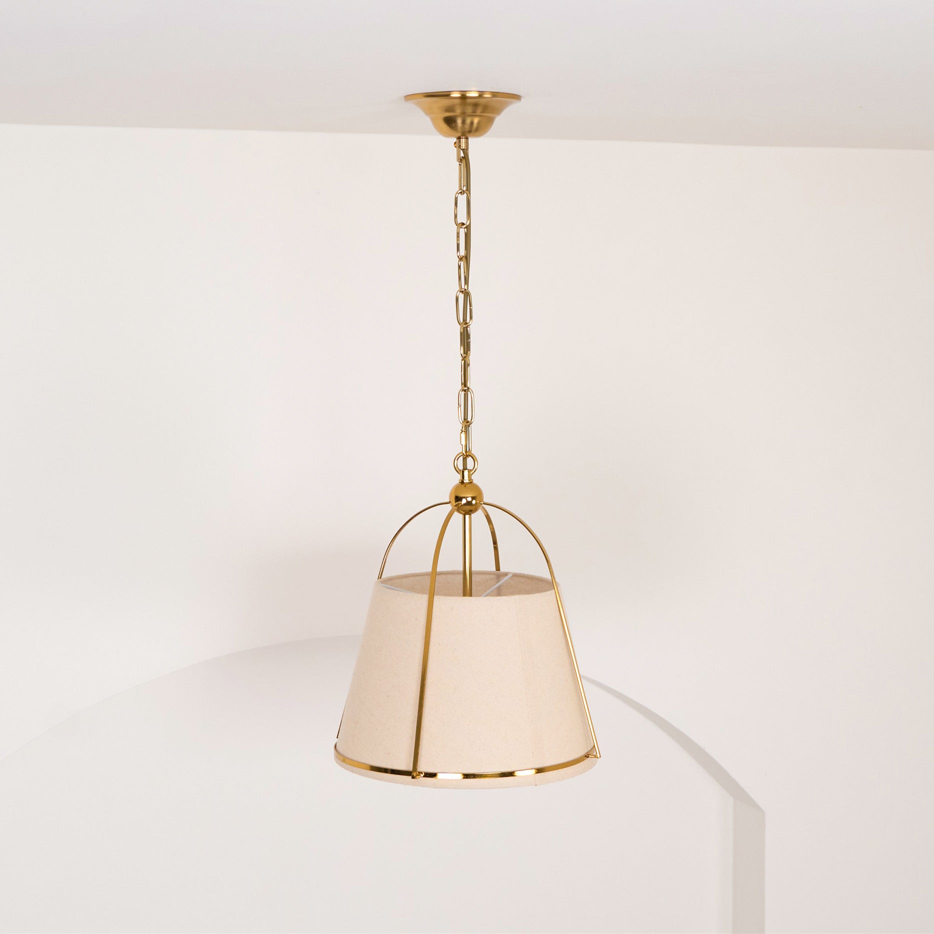 Freyza | Yonder traditionelle klassische Pendelleuchte aus Messing und Stoff – traditionelle Küche und Esszimmer