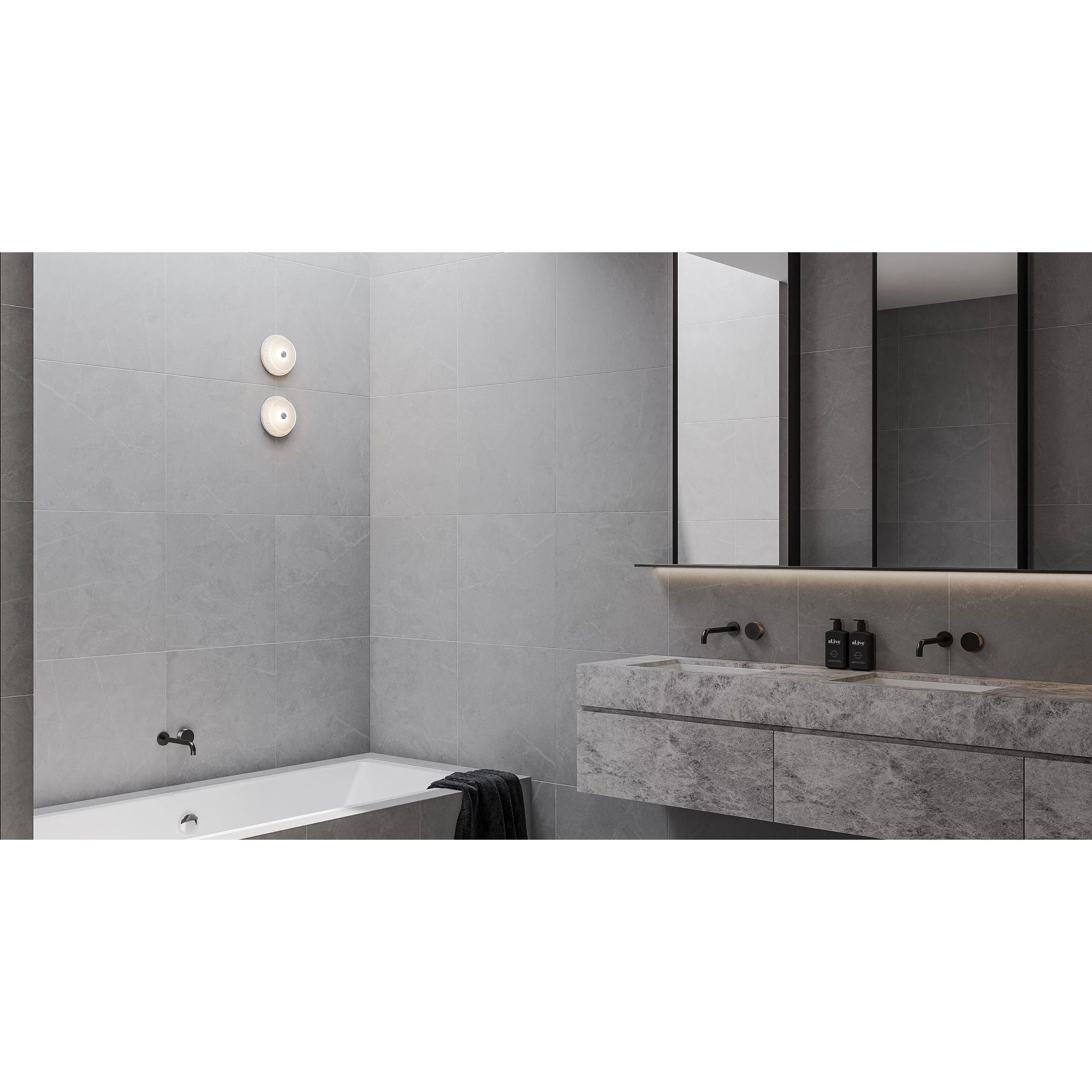 Freyza | Wandleuchte aus silbernem Travertin „Ether Silver“ – Schlafzimmer, Flur