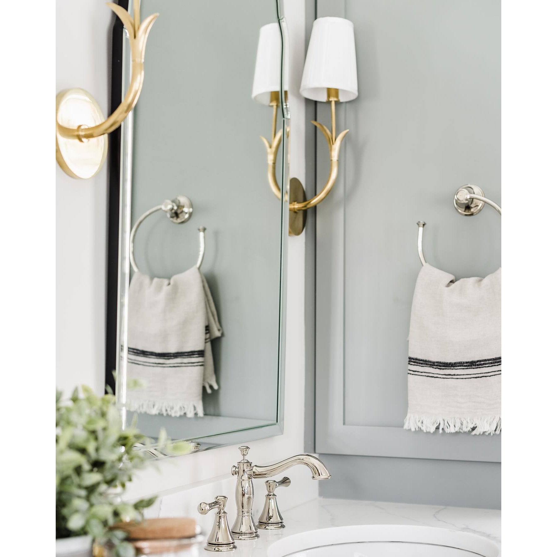 Freyza | Elys Wandleuchte aus Messingstoff – Schlafzimmer, Flur