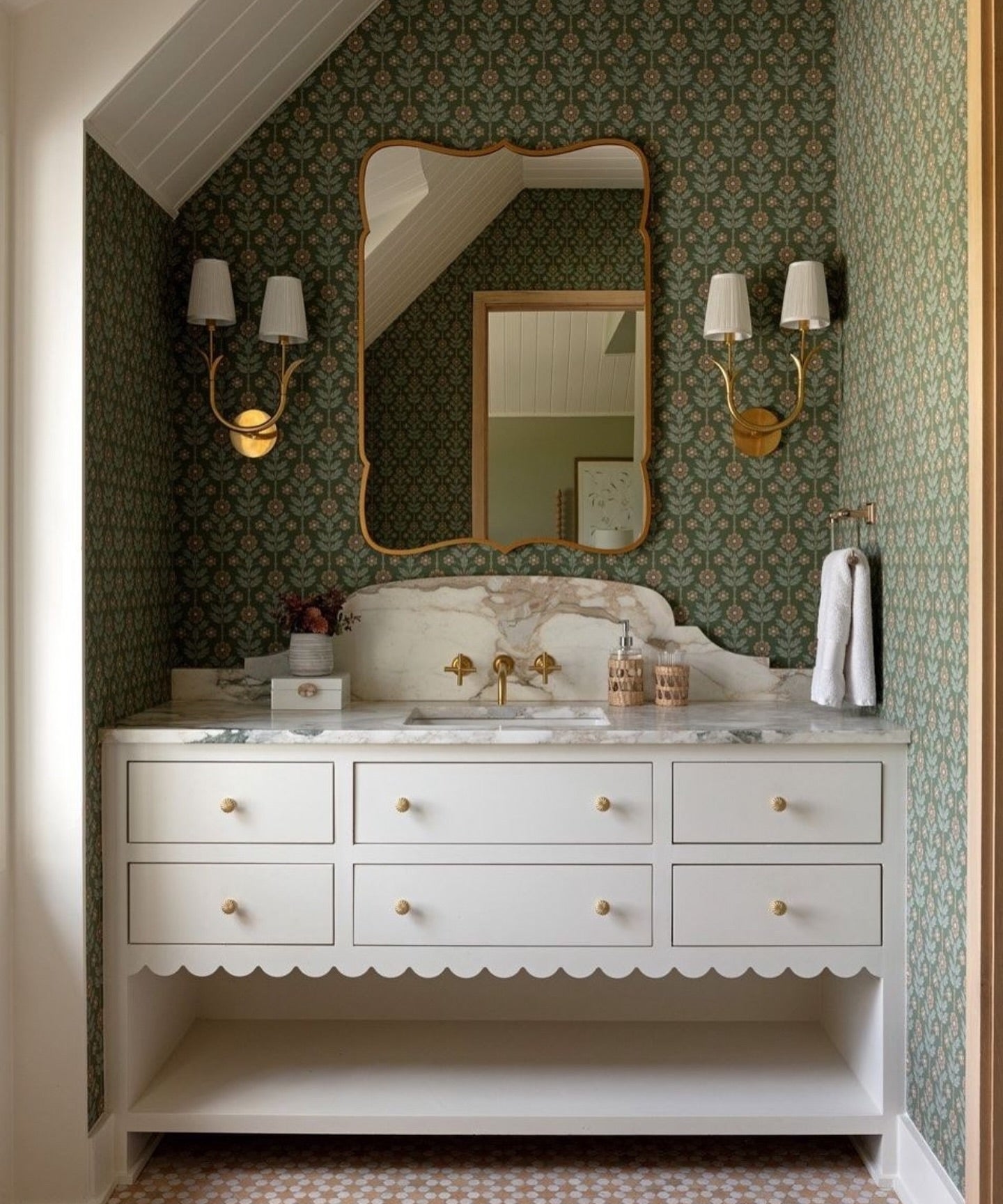 Freyza | Elys Wandleuchte aus Messingstoff – Schlafzimmer, Flur