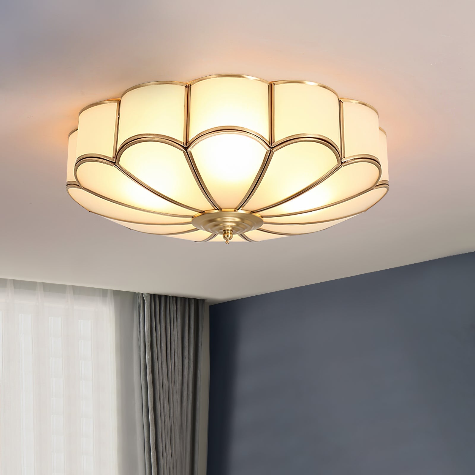 Freyza | Lampe de plafond en laiton et verre en forme de fleur viraéenne – Chambre à coucher, salon