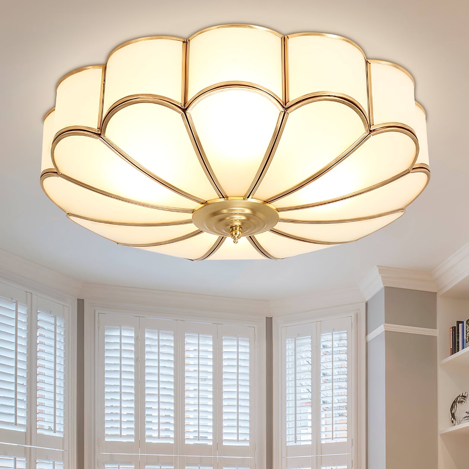 Freyza | Lampe de plafond en laiton et verre en forme de fleur viraéenne – Chambre à coucher, salon