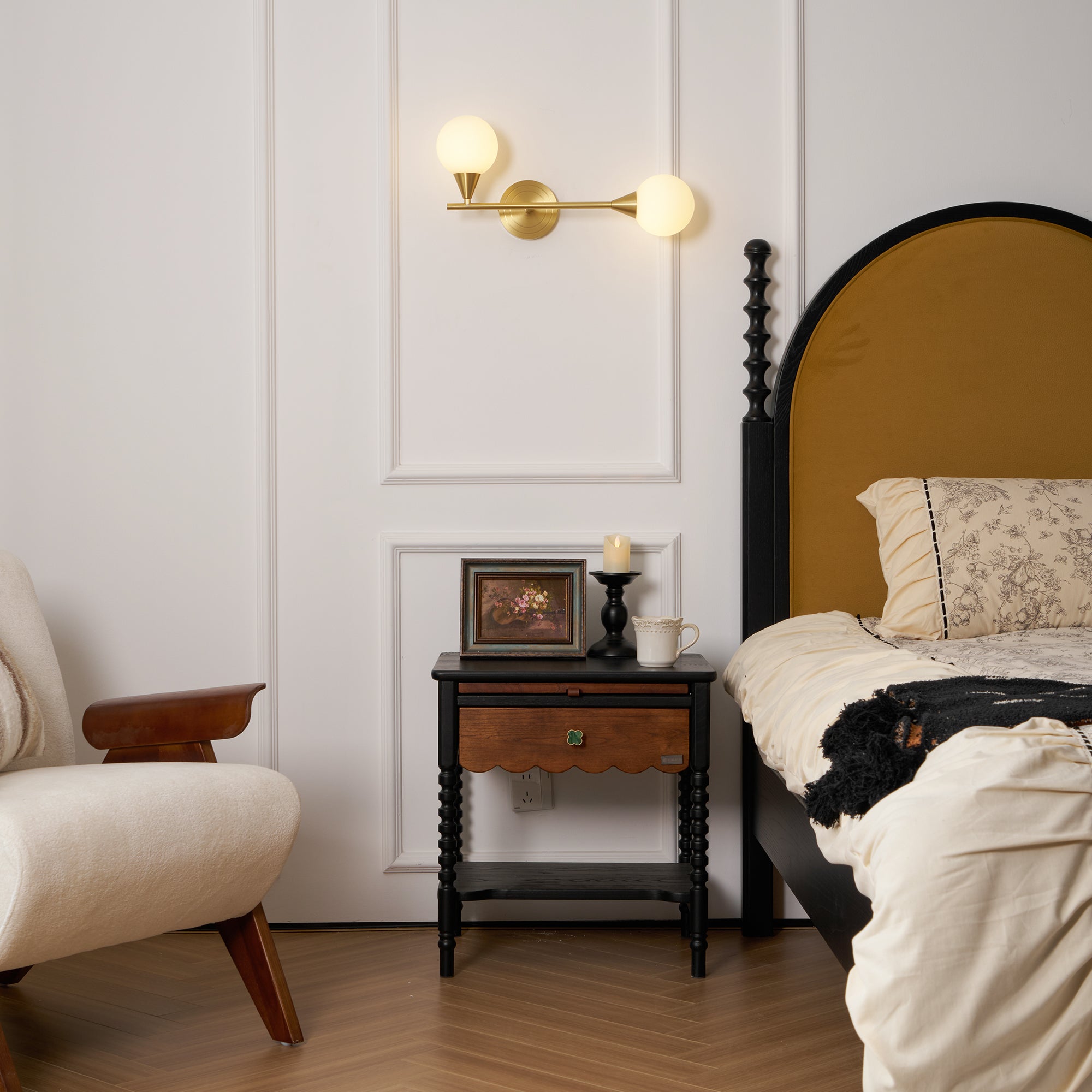 Freyza | Wandleuchte aus Messing und Glas mit Armen – Schlafzimmer, Flur