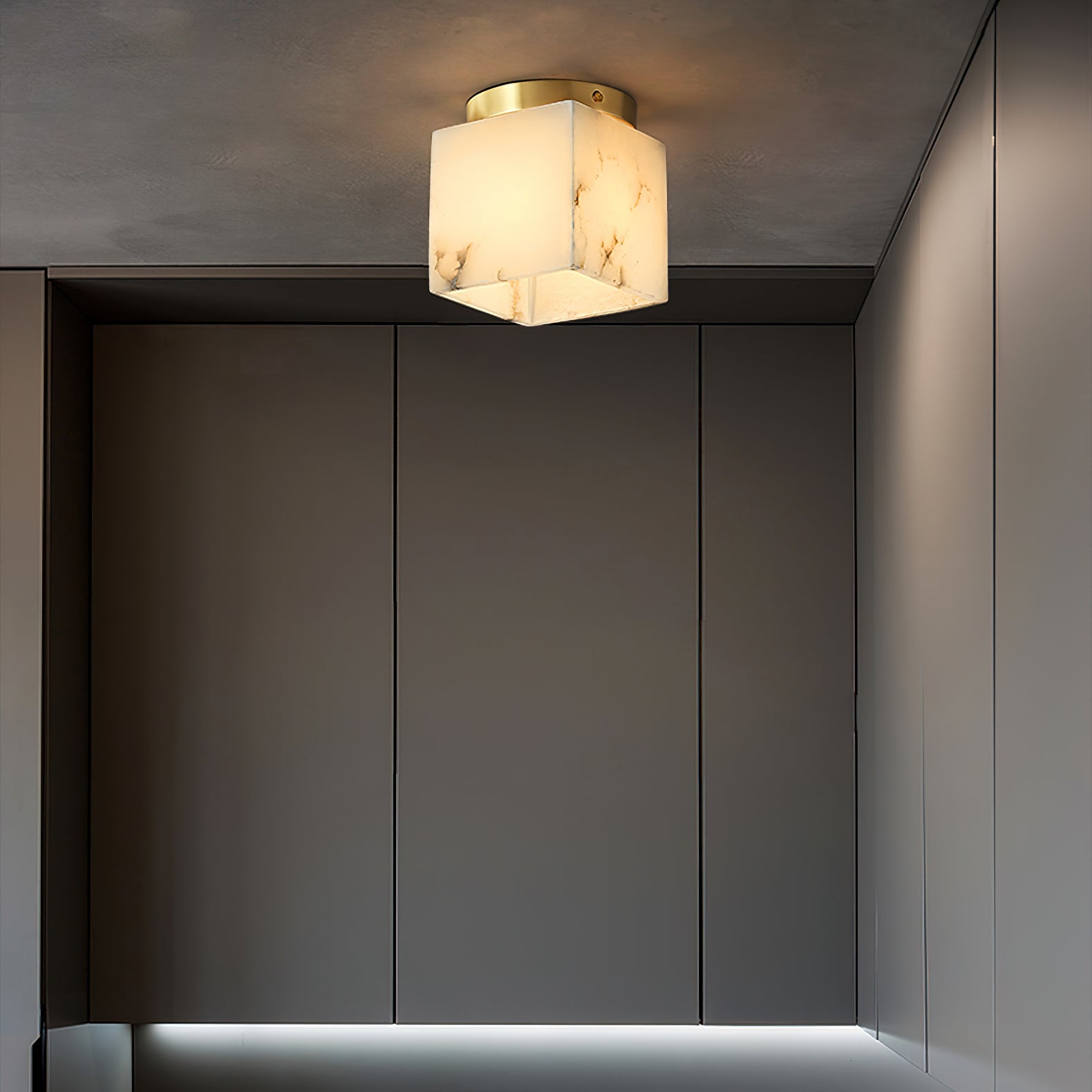 Freyza | Usilia Deckenleuchte aus Messing und Alabaster – Schlafzimmer, Wohnzimmer