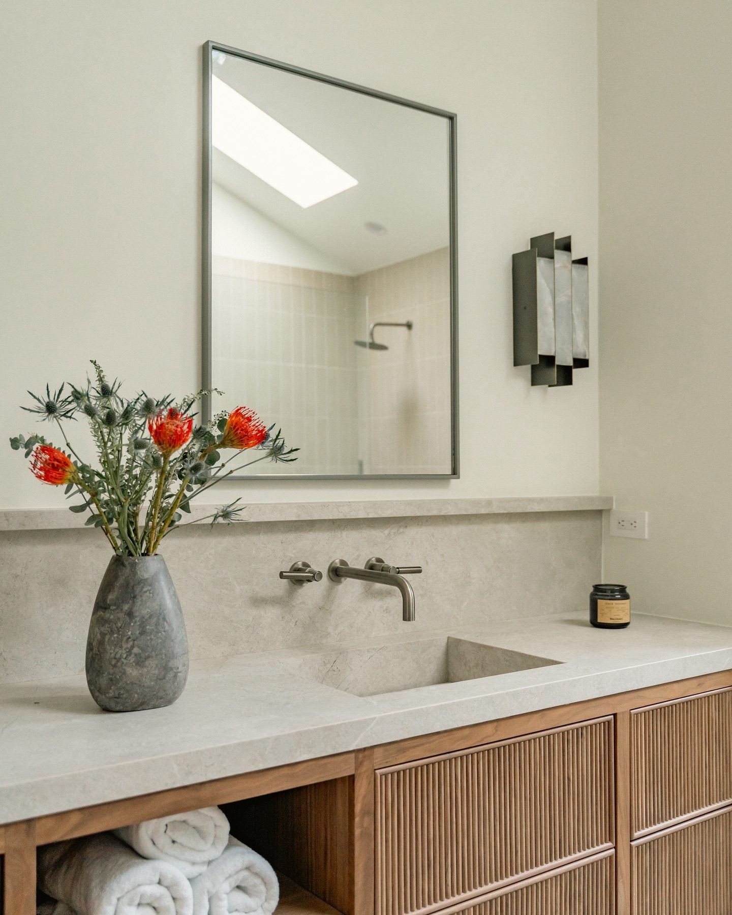 Freyza | Vavynor Brass Alabaster Brass Wall Light – Bedroom Hallway