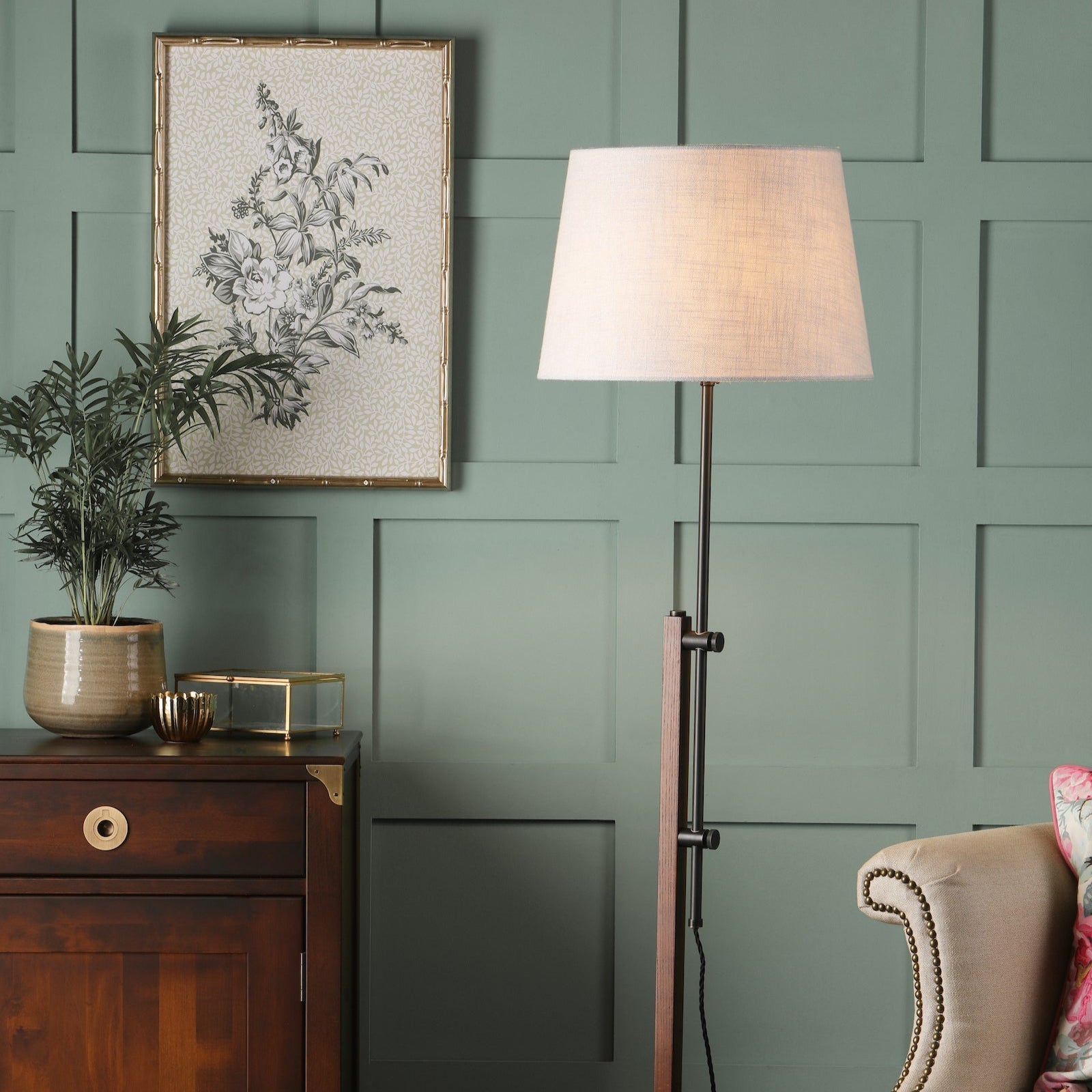 Freyza – Verstellbare Stehlampe von Laura Ashley mit Sockel aus dunklem Holz, Burdale