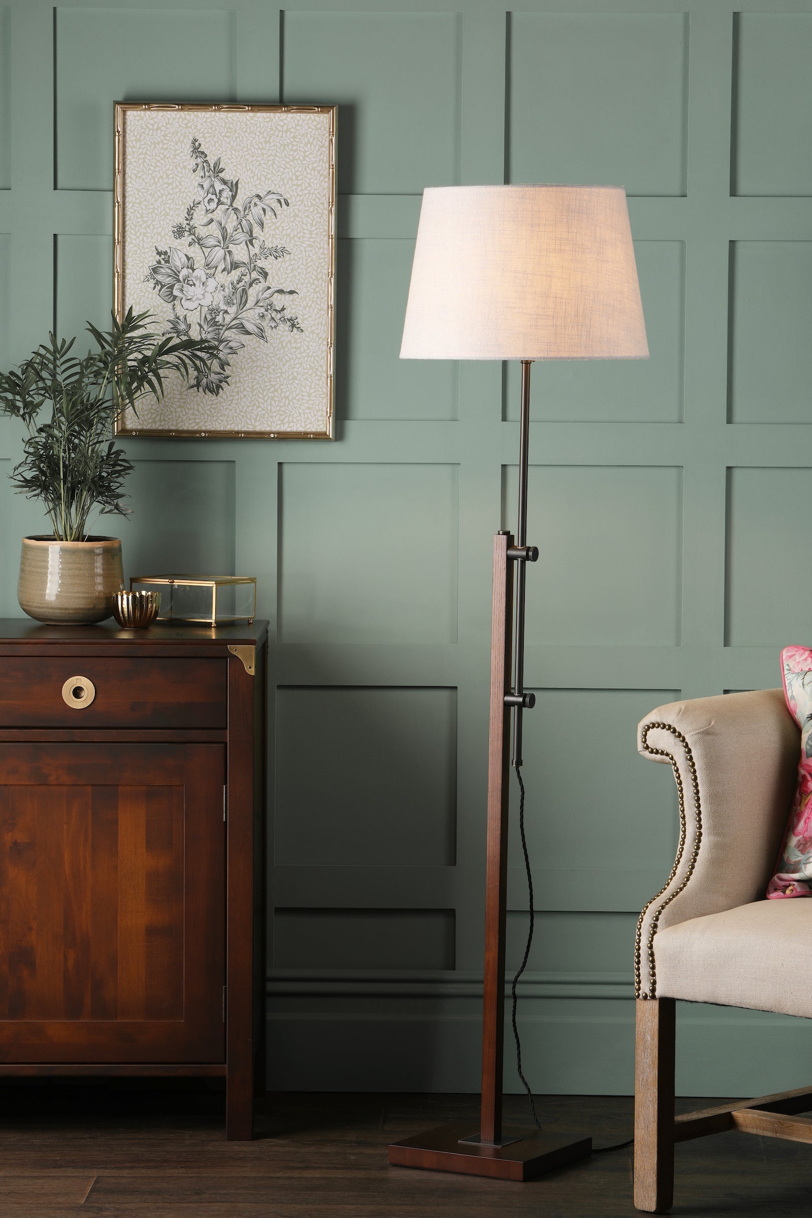 Freyza – Verstellbare Stehlampe von Laura Ashley mit Sockel aus dunklem Holz, Burdale