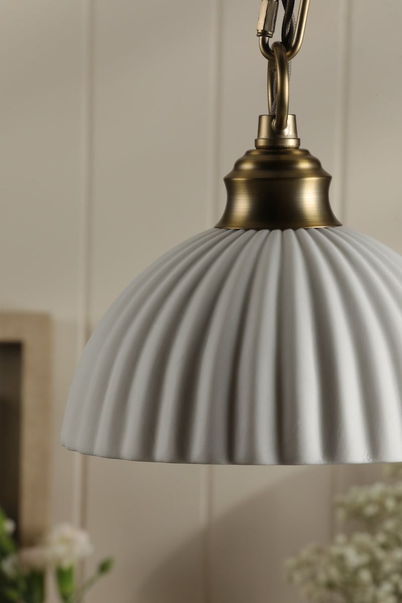 Freyza – Laura Ashley Durford-Pendelleuchte aus mattem Antikmessing und weißer Keramik