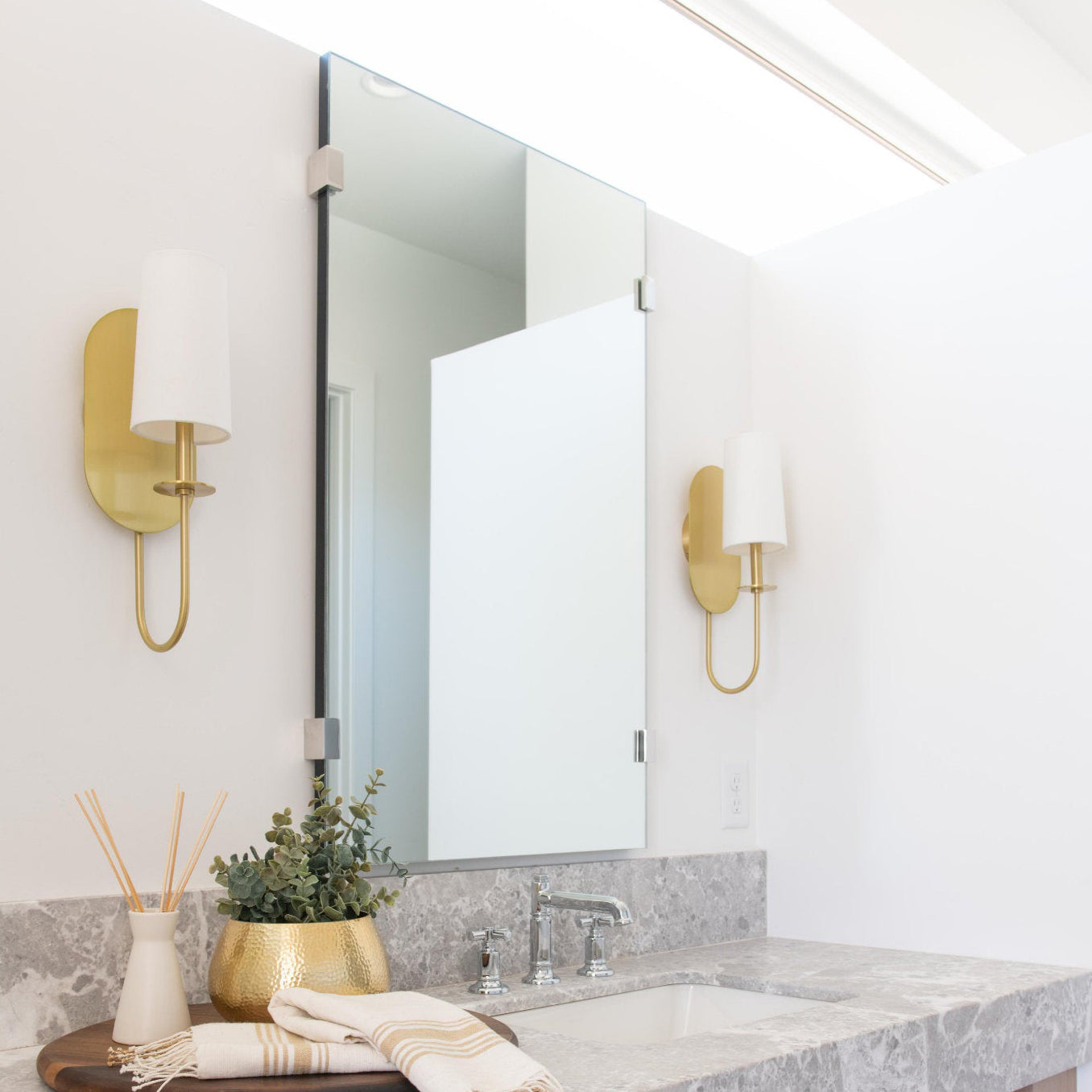 Freyza | Voloraris Elegance Brass Brass Fabric Wall Light – Bedroom Hallway