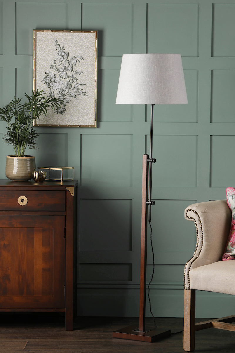 Freyza – Verstellbare Stehlampe von Laura Ashley mit Sockel aus dunklem Holz, Burdale