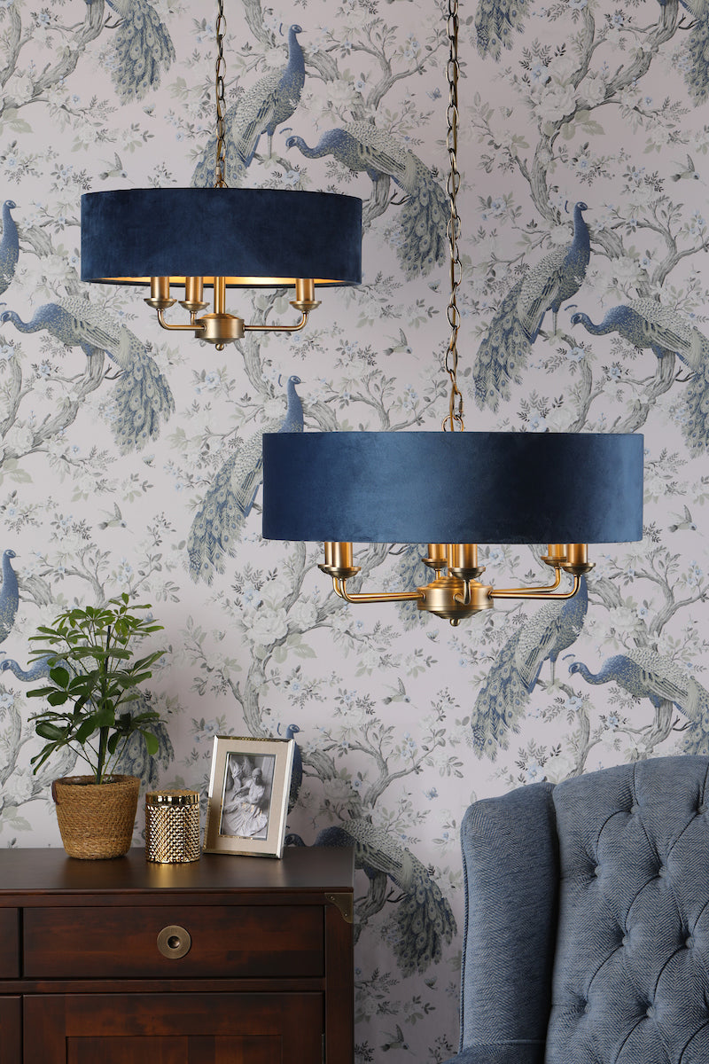 Freyza – Laura Ashley Sorrento 3-flammige Pendelleuchte, Antikmessing und blauer Samt