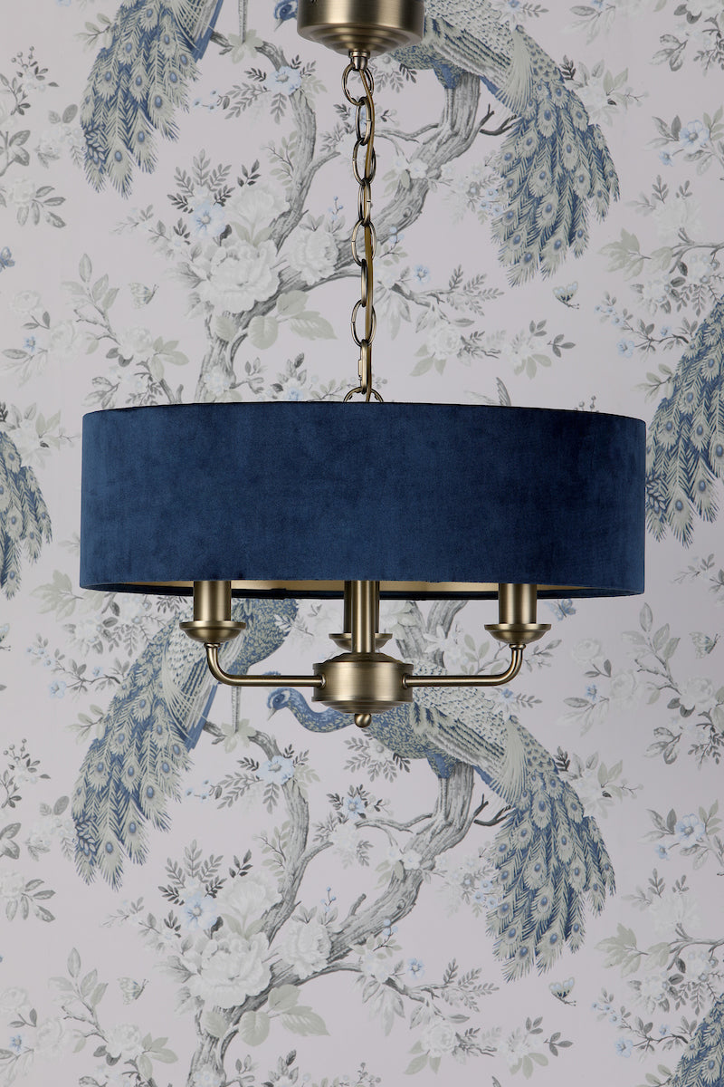 Freyza – Laura Ashley Sorrento 3-flammige Pendelleuchte, Antikmessing und blauer Samt