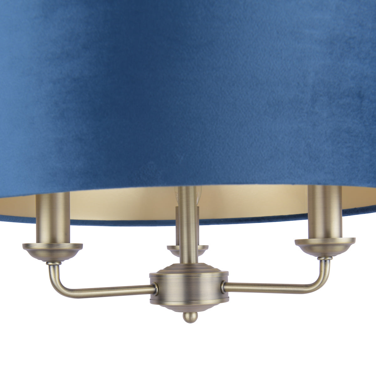 Freyza – Laura Ashley Sorrento 3-flammige Pendelleuchte, Antikmessing und blauer Samt