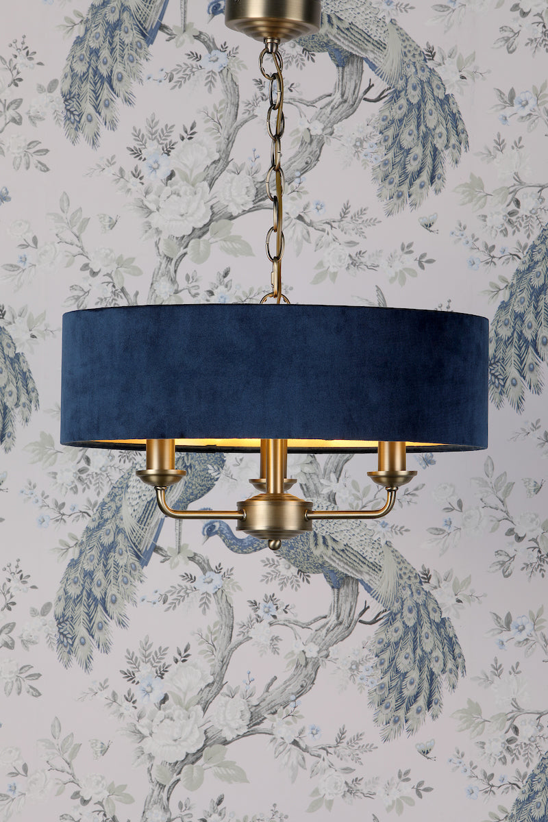 Freyza – Laura Ashley Sorrento 3-flammige Pendelleuchte, Antikmessing und blauer Samt