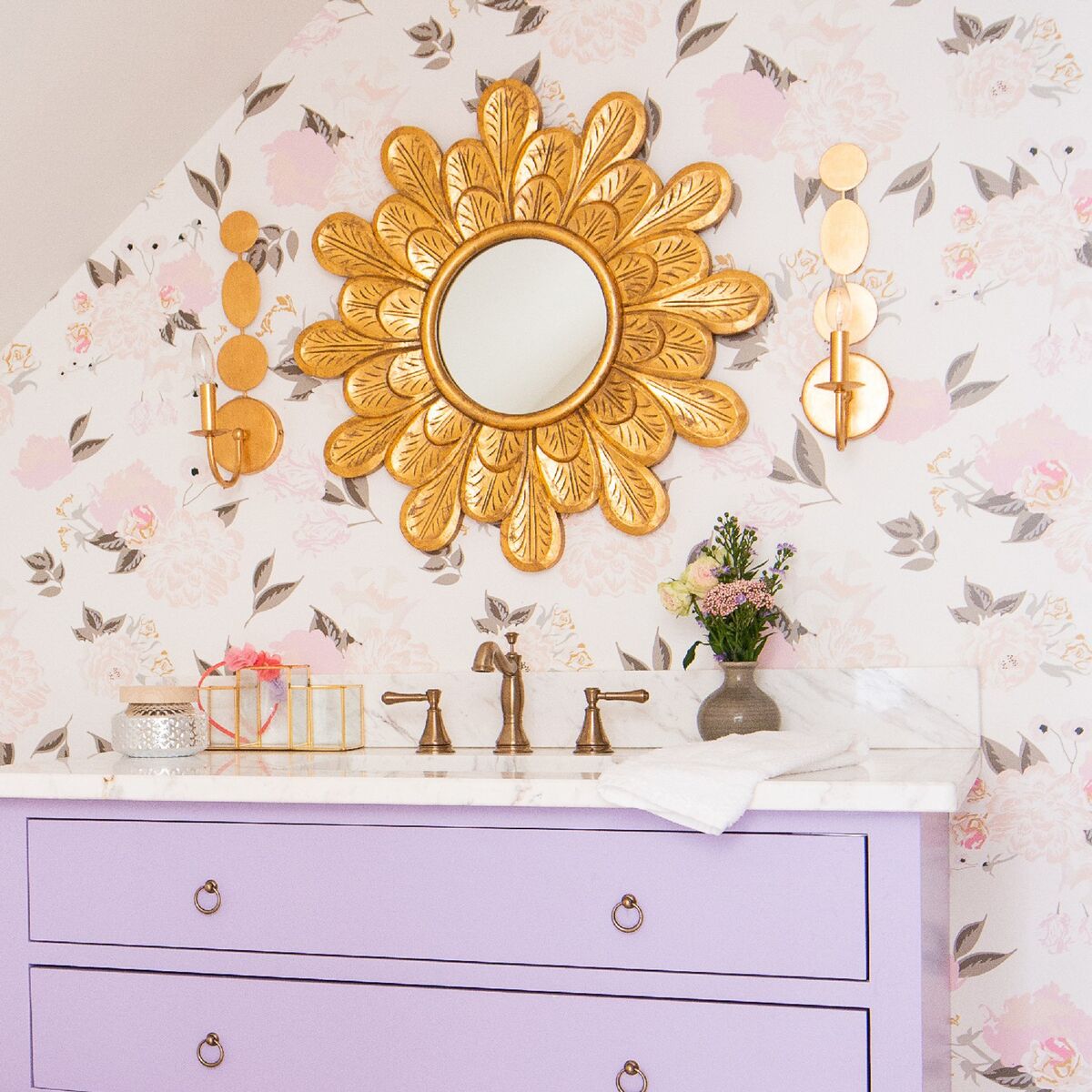 Freyza | Elveneth Traditional Brass Brass Wall Light – Traditional Bedroom Hallway