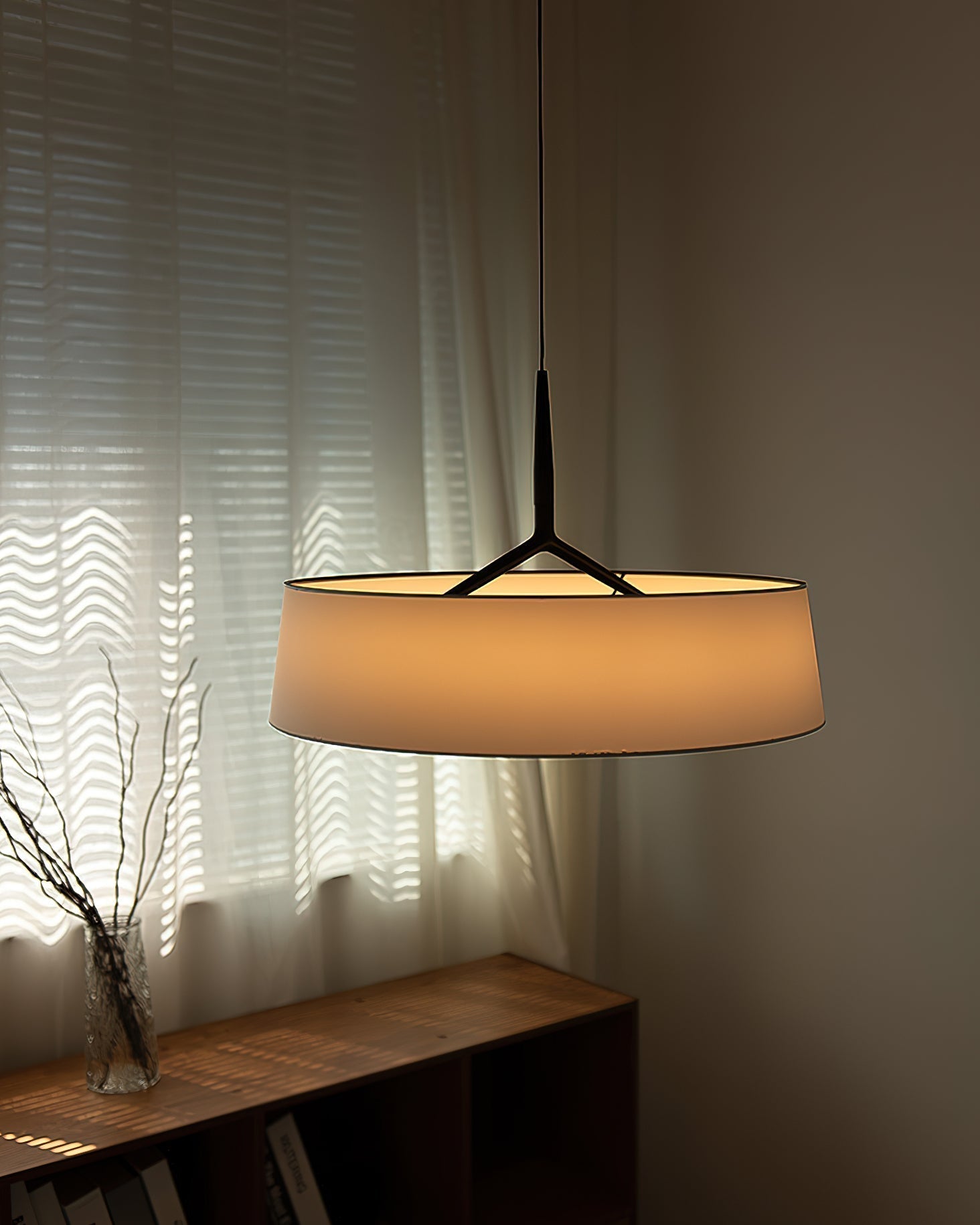 Freyza | Suspension blanche en tissu, noire et blanche – Luminaire suspendu pour cuisine et salle à manger