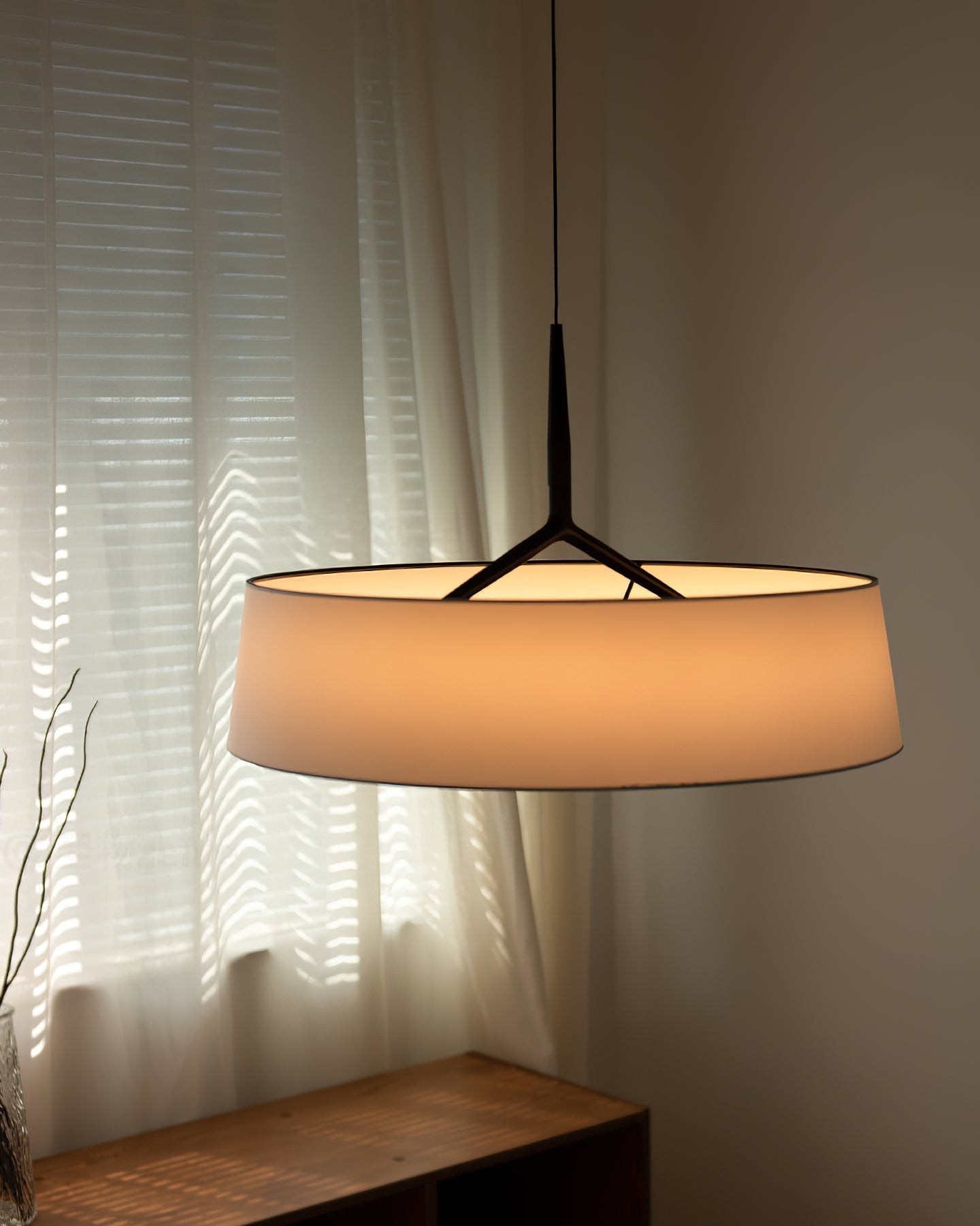 Freyza | Suspension blanche en tissu, noire et blanche – Luminaire suspendu pour cuisine et salle à manger