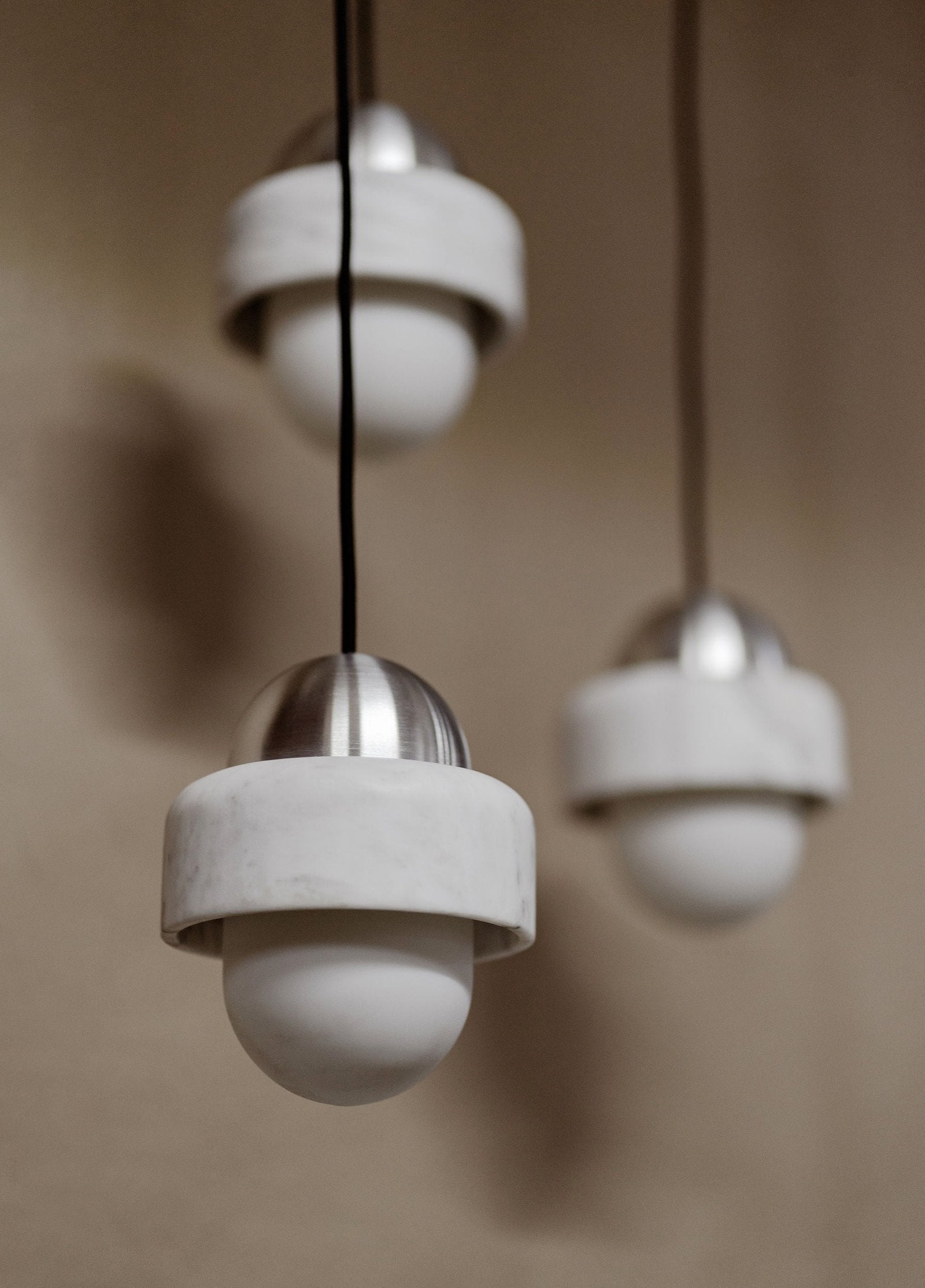 Freyza | Elliren Marmor-Glas-Pendelleuchte mit Glaskugel – Küche, Esszimmer
