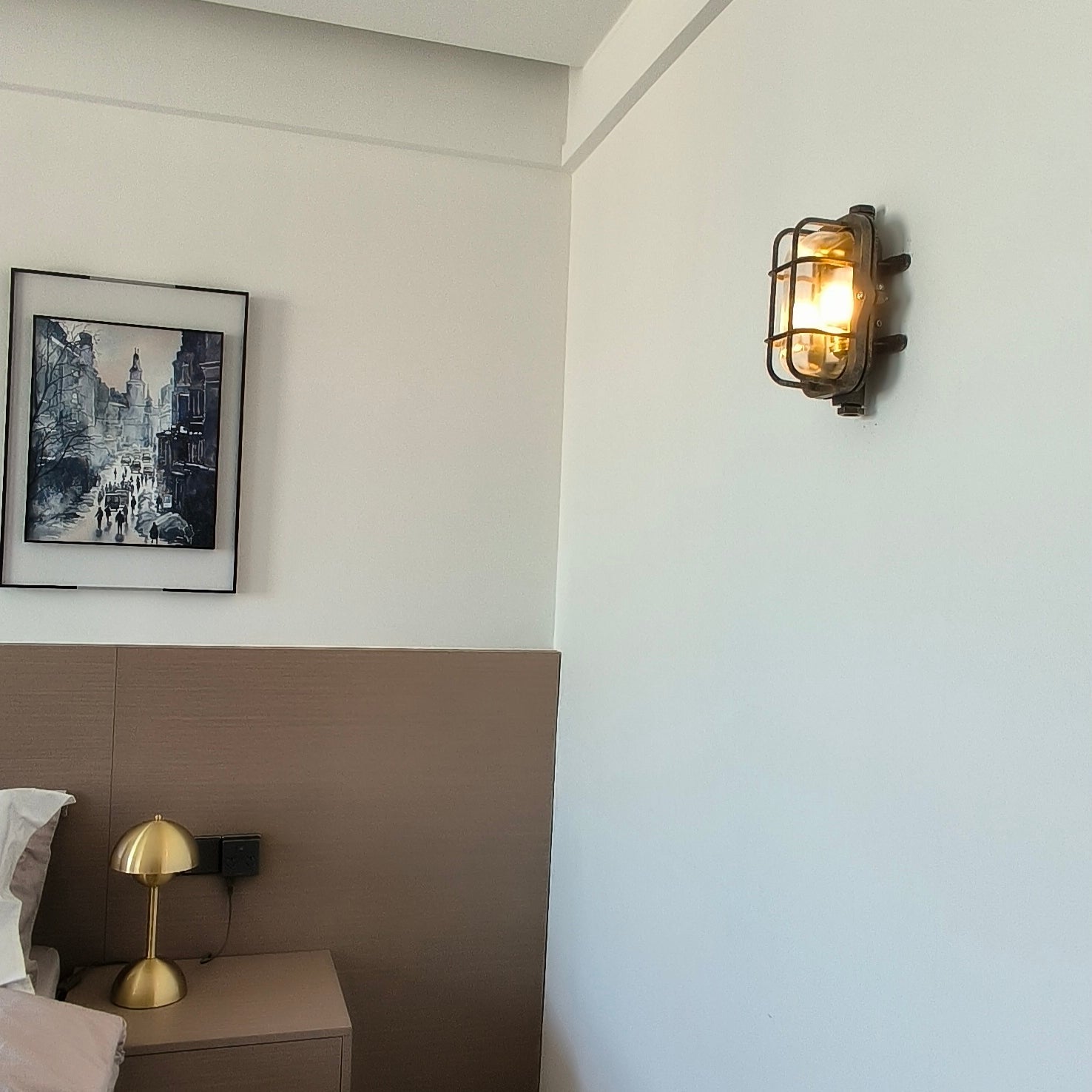 Freyza | Omirara Einzigartige traditionelle Glas-Wandleuchte – Traditionelles Schlafzimmer und Flur